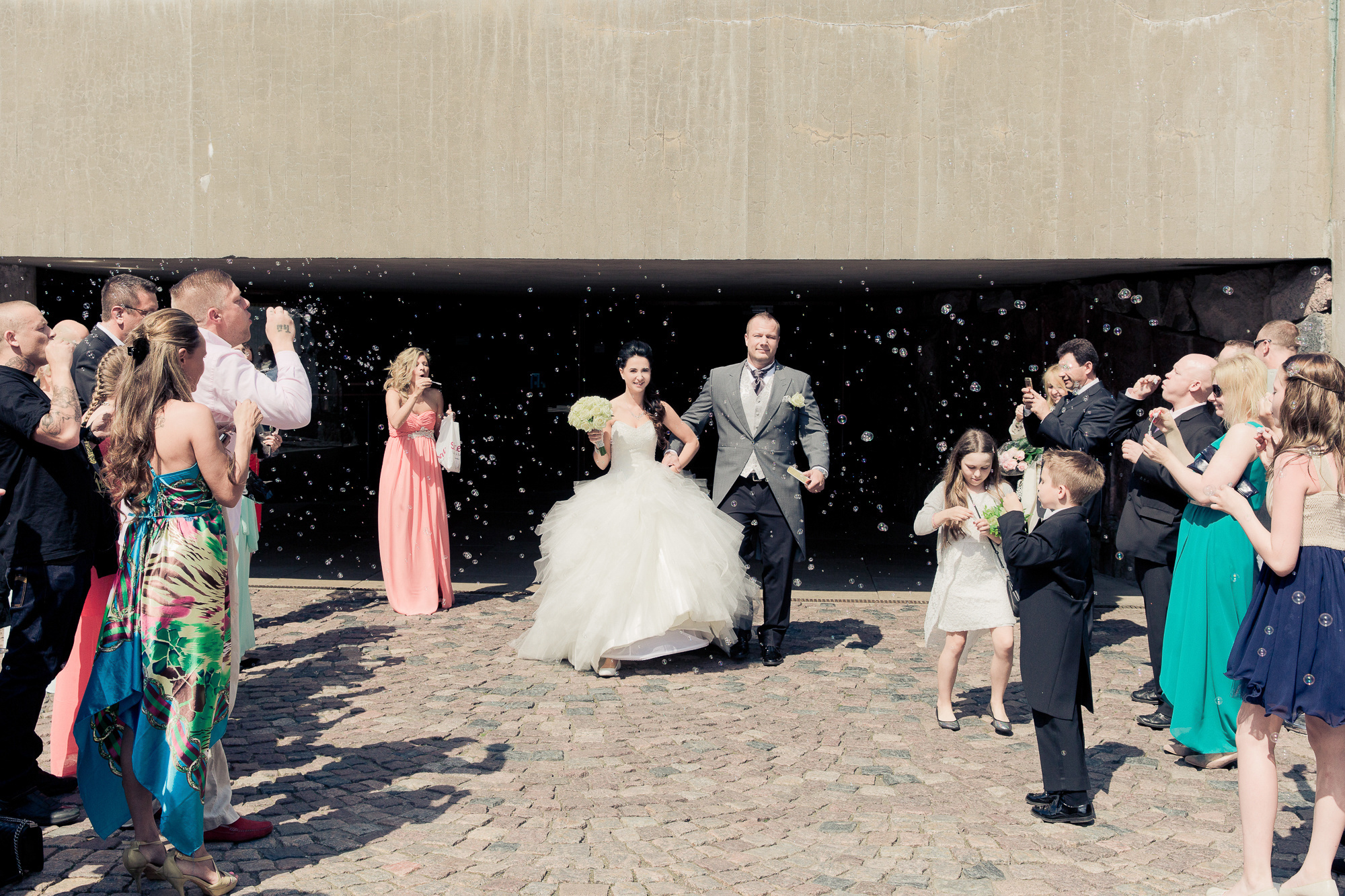 Kira&Mika, hääkuvaus Temppeliaukion kirkko, Vanha Viilatehdas