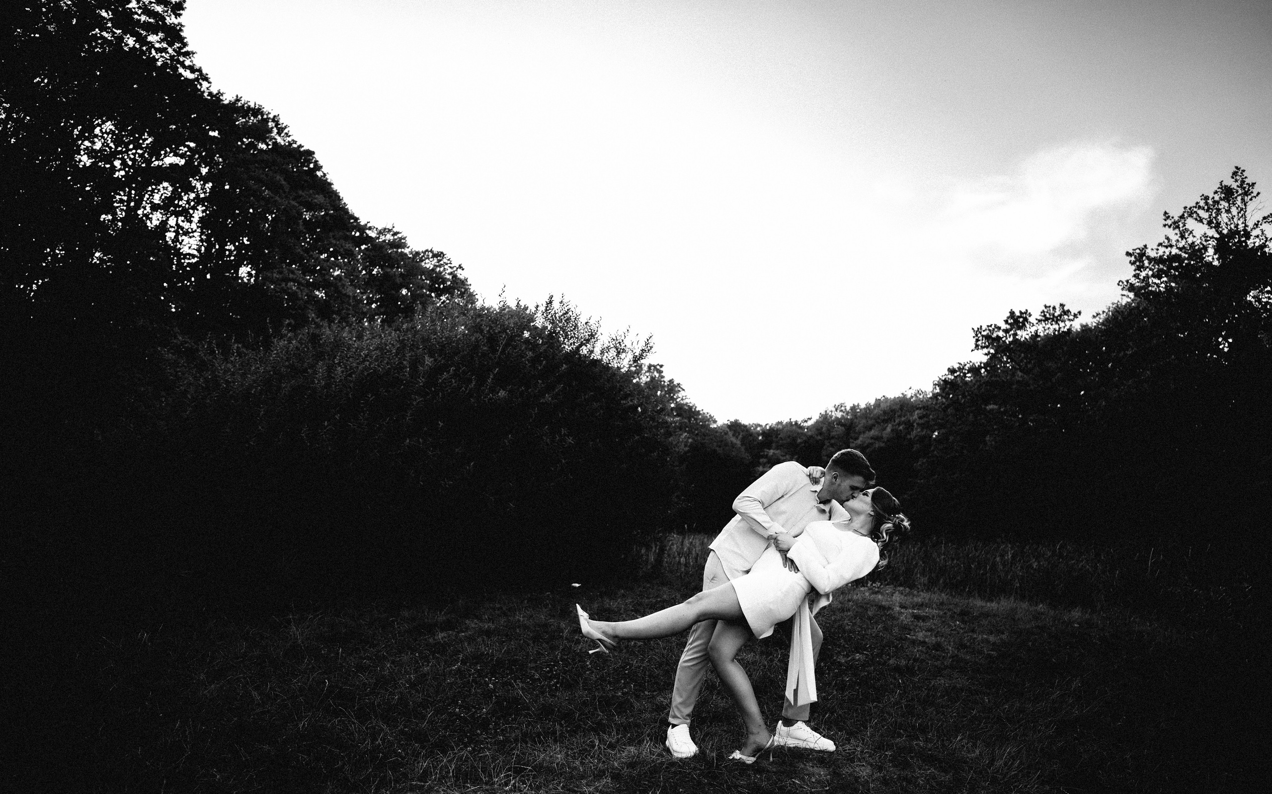 Fotograf profesionist de nuntă. Cu o abordare creativă și tehnici unice, spunem povestea voastră prin imagini pline de iubire și naturalețe. Descoperă arta fotografiei de nuntă . Fotograf Iasi, fotograf de nunta Suceava. Fotografii de nuntă. Pachet fotografii de nuntă. Fotograf Iasi, fotograf Suceava, fotograf Botosani, fotograf Romania. Servicii foto nuntă. Servicii foto-video.