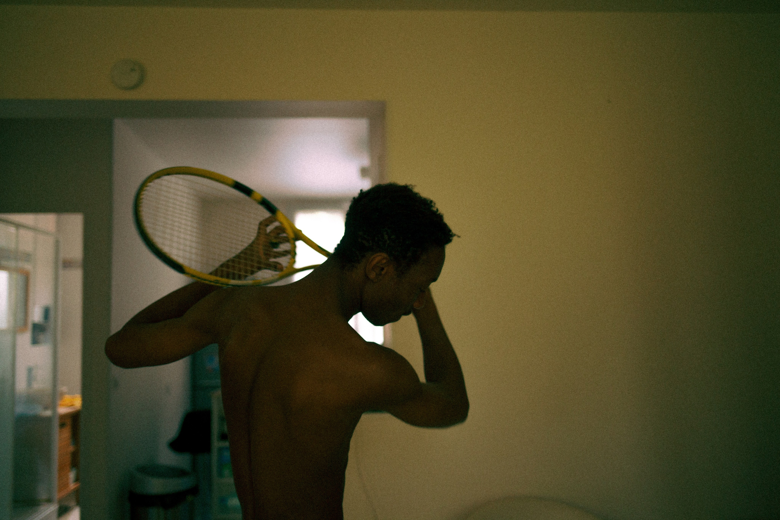 Un chico de París en su piso. Marina Kálcheva – Photographer, Videographer & Visual Artist in Barcelona