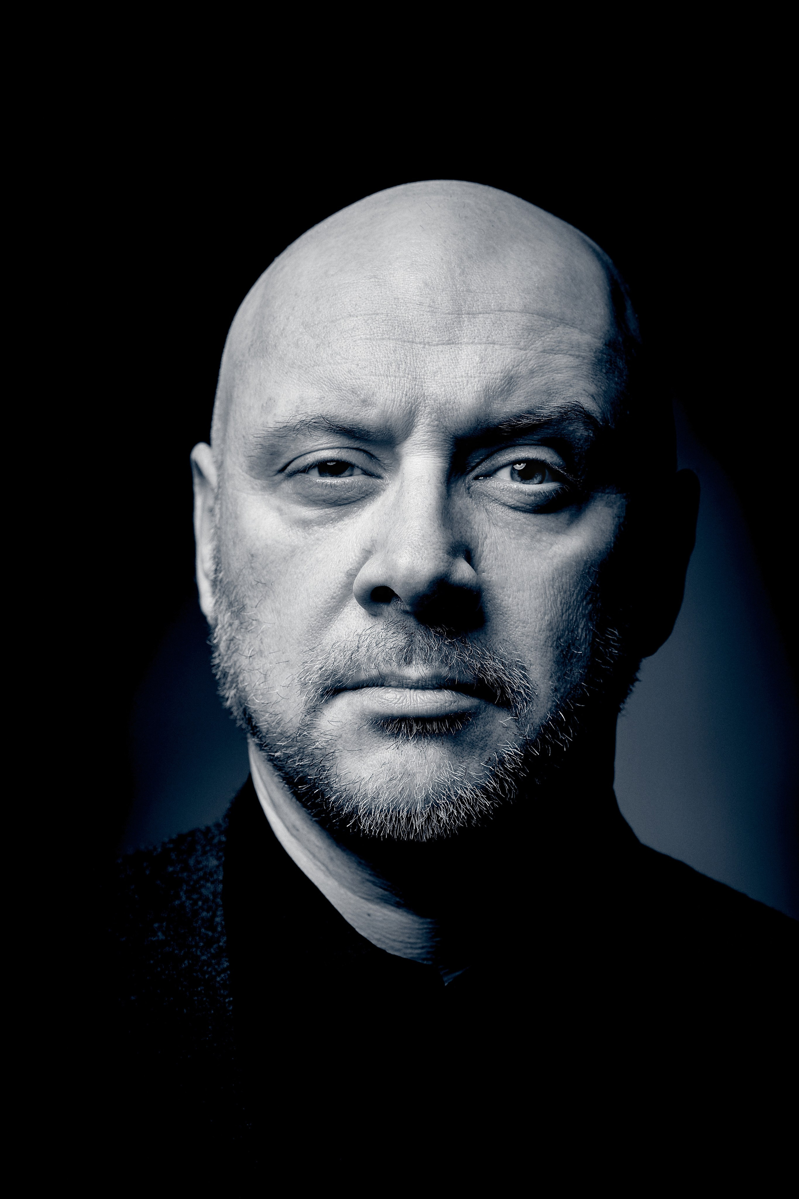 Portretowy fotograf Andriej Szypiłow - Spojrzenie na Kumpla w stylu Noir. Każdy z nas ma swoją ciemną stronę… Portret czarno-biały. BW. Black and White Portrait.
