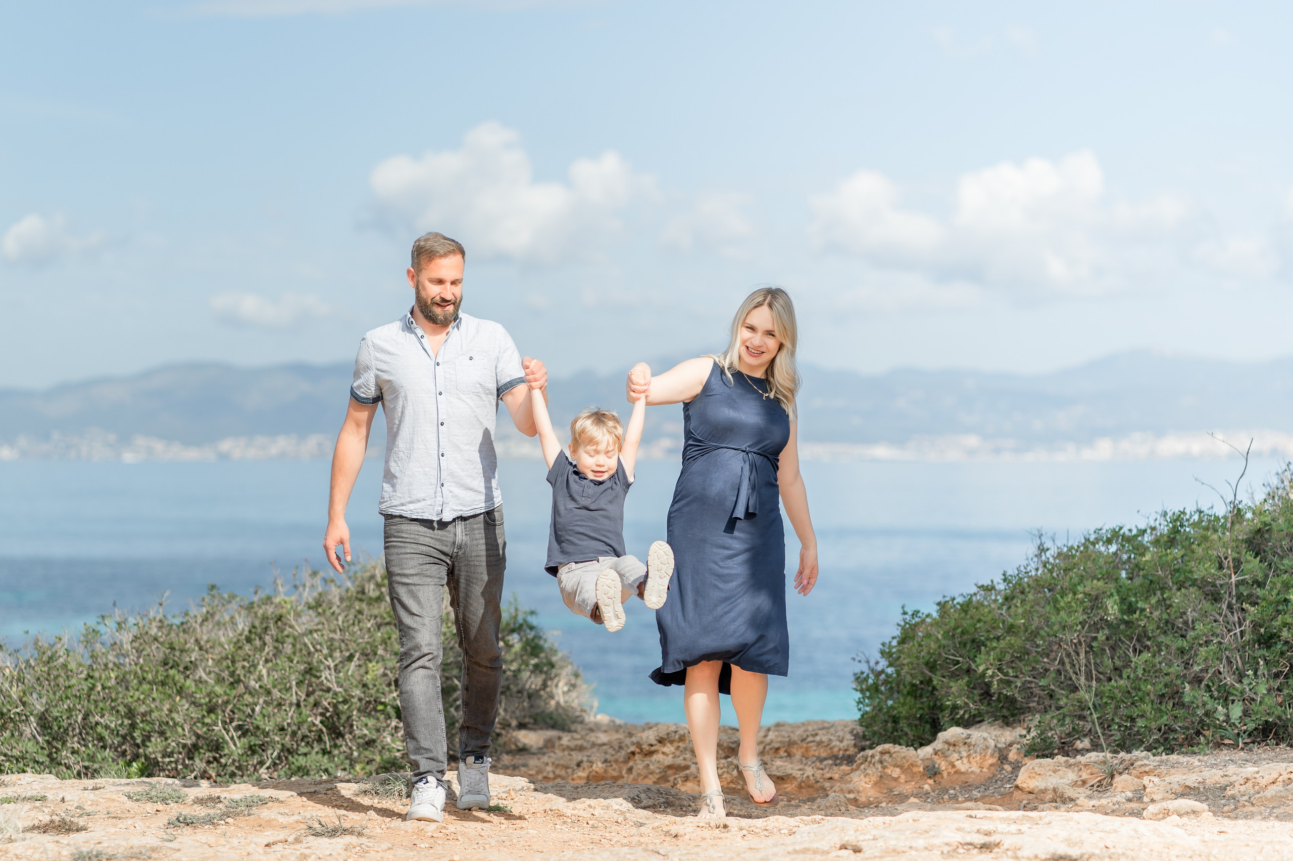 Babybauch-Shooting am Meer auf Mallorca mit Familie. Deine Fotografin auf Mallorca für Familien und Business