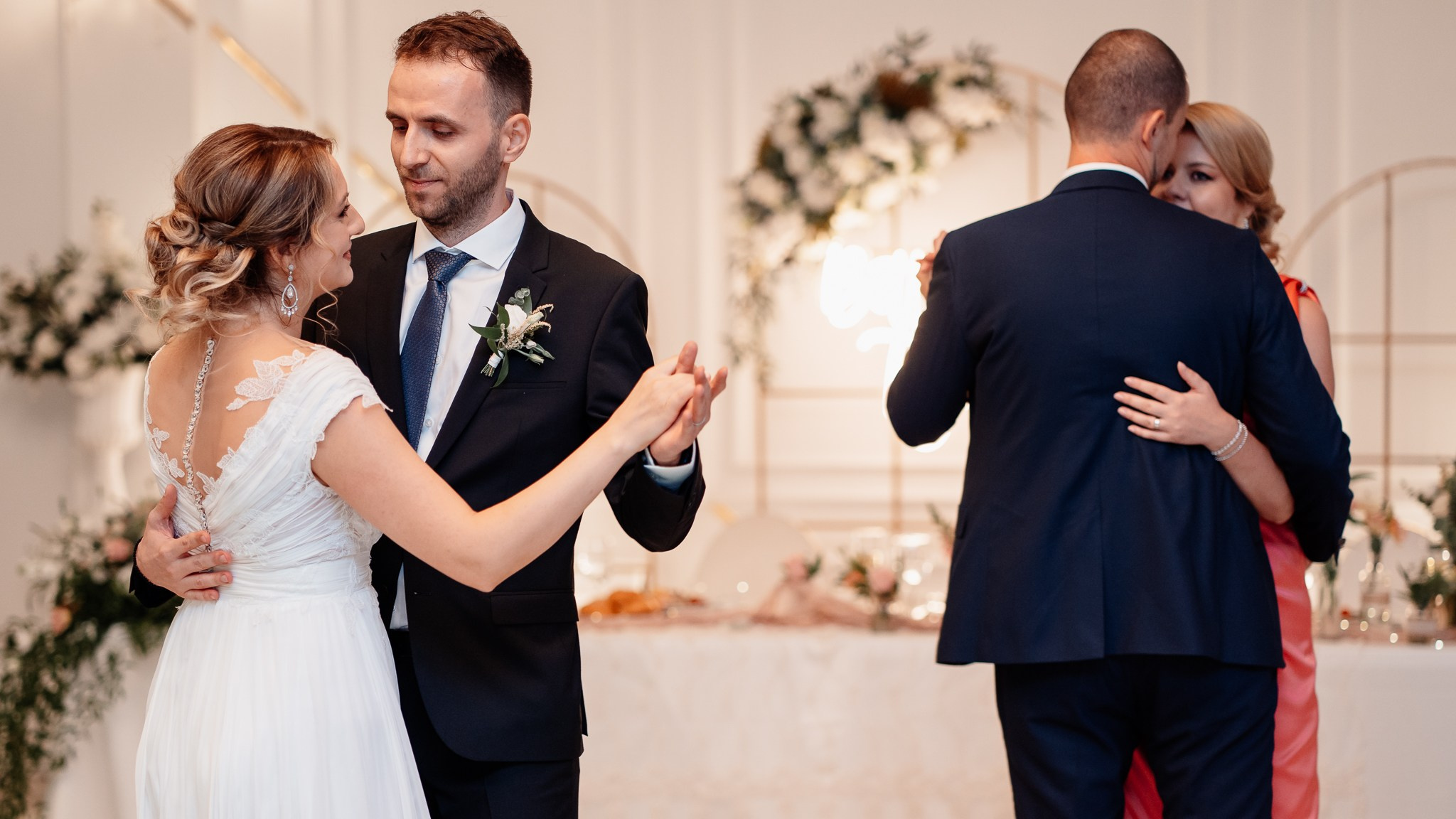 Moment emoționant între miri în ziua nunții, surprins într-un cadru natural și romantic, la Conacul din Livada. Fotografie de nuntă profesională, editată artistic pentru a evidenția emoția și eleganța evenimentului.