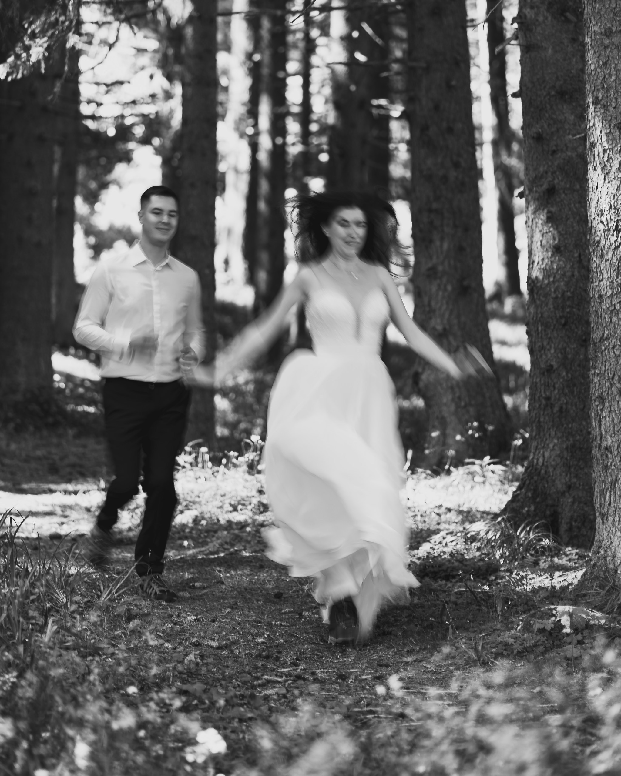 Moment emoționant între miri în ziua nunții, surprins într-un cadru natural și romantic, la Lacul Bolboci. Fotografie de nuntă profesională, editată artistic pentru a evidenția emoția și eleganța evenimentului.