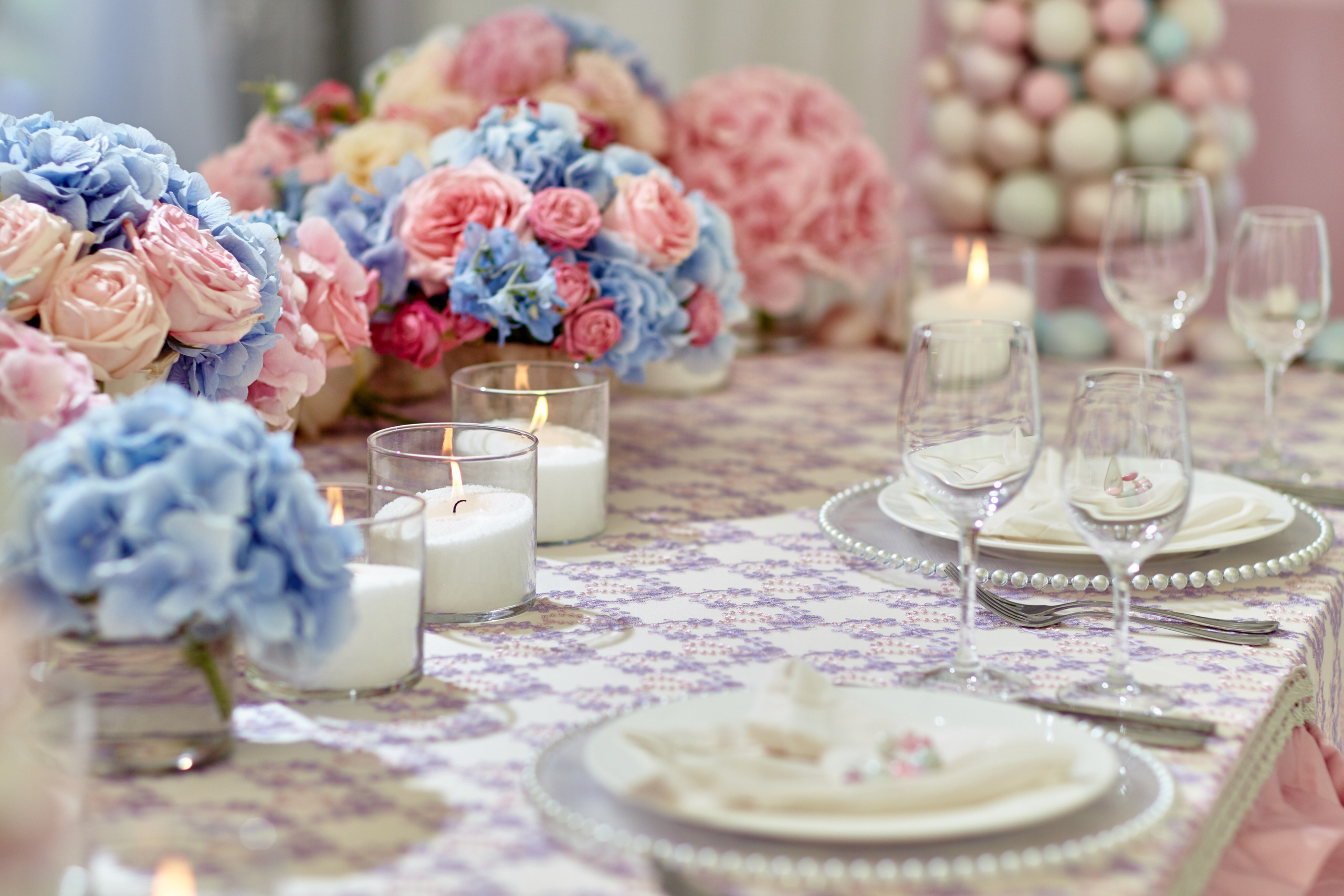 Décoration de mariage élégante – centre de table en fleurs pastel, bougies et vaisselle raffinée