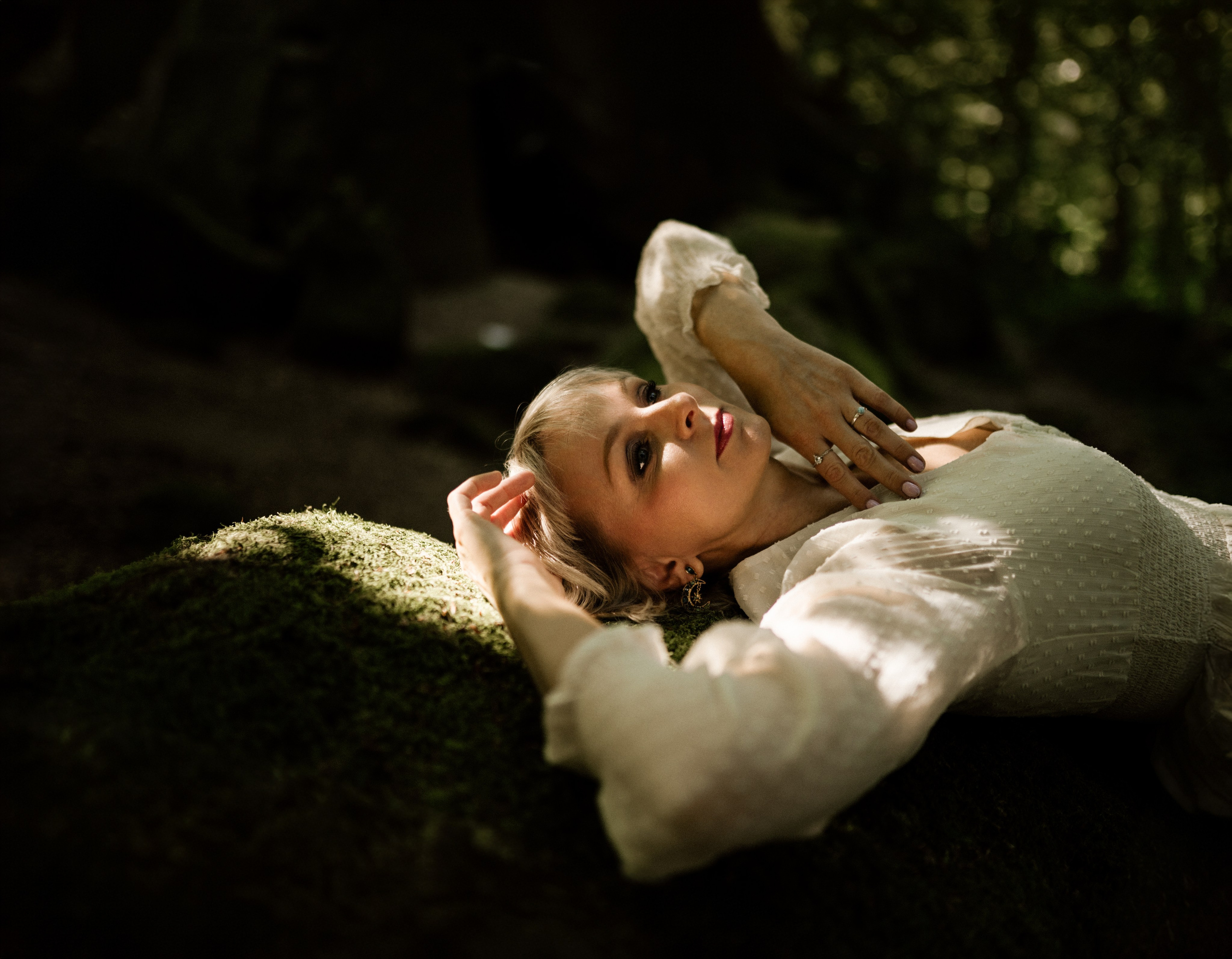 Schamanin, die in der Natur ihre innere Weisheit und Kraft spürt