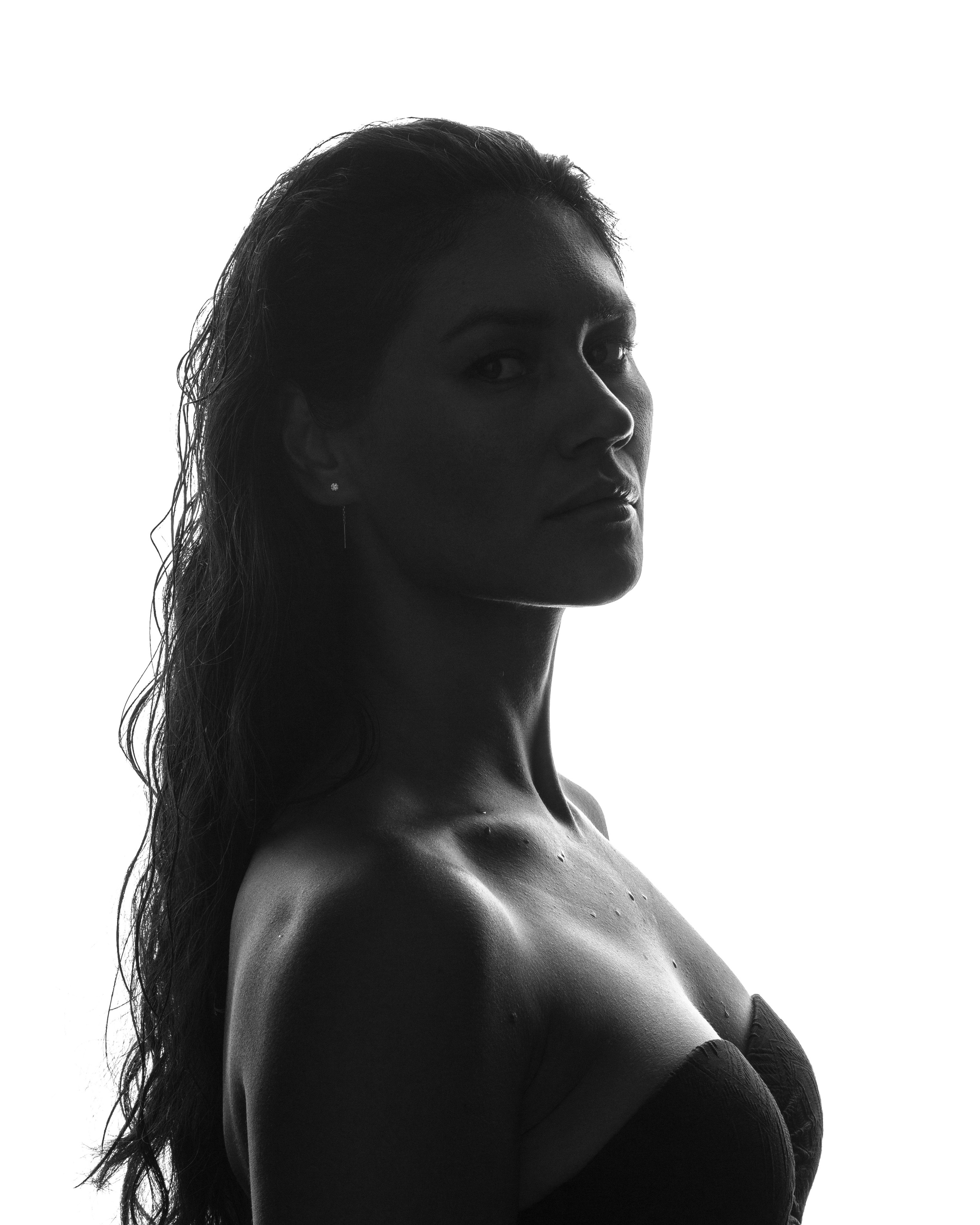 Schwarz-Weiß-Silhouette im Gegenlicht – stilvolles Close-up im Studio