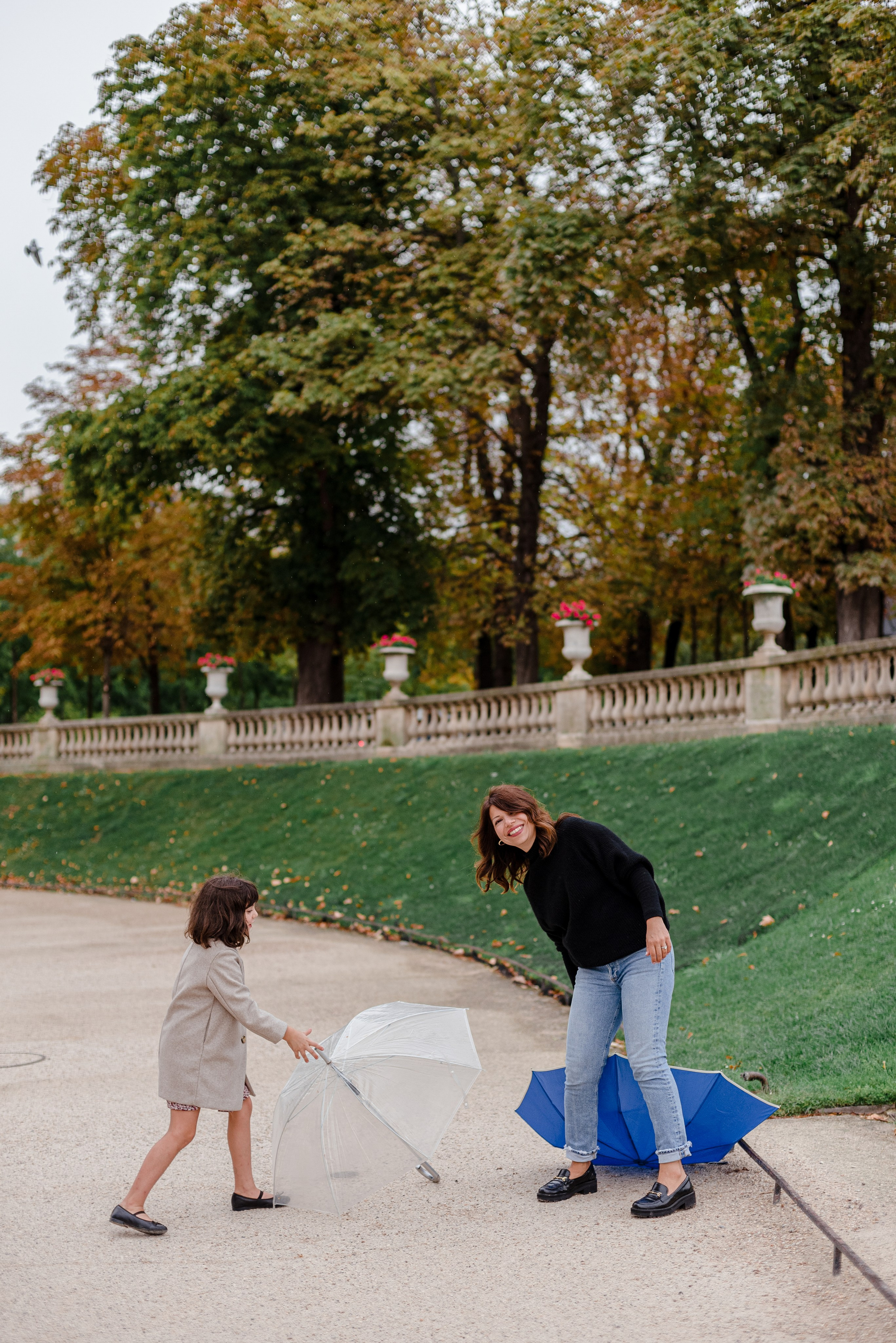 Family session in Luxembourg Gardens. Ksenia Marchand/ Lifestyle photographer in Paris