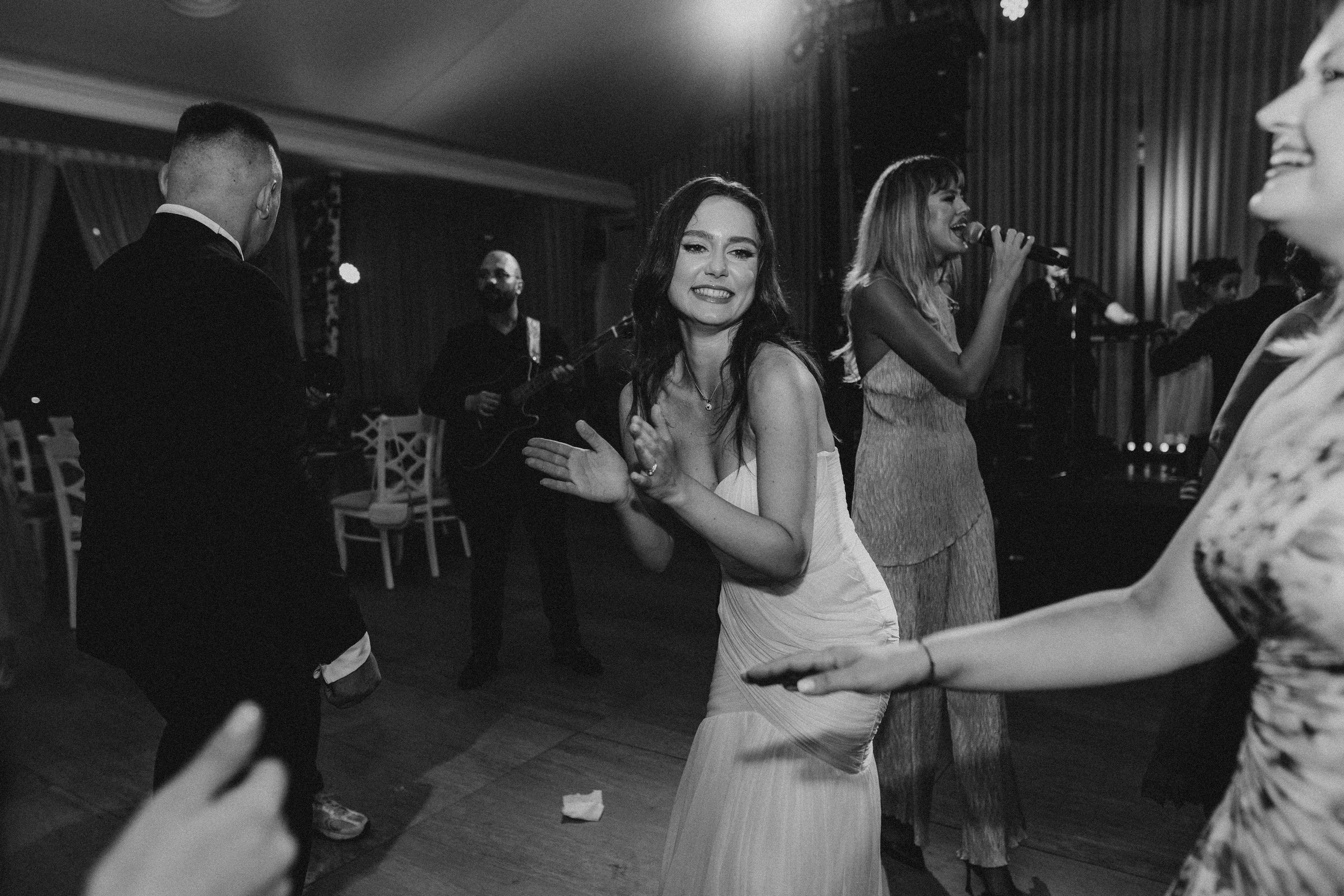 Cununie civila in aer liber , artificii de zi colorate , decor nunta , nunta la Hotel Traian. Proud Vision Weddings | Wedding Photography & Film — Servicii profesionale Foto Video Nunta Iasi