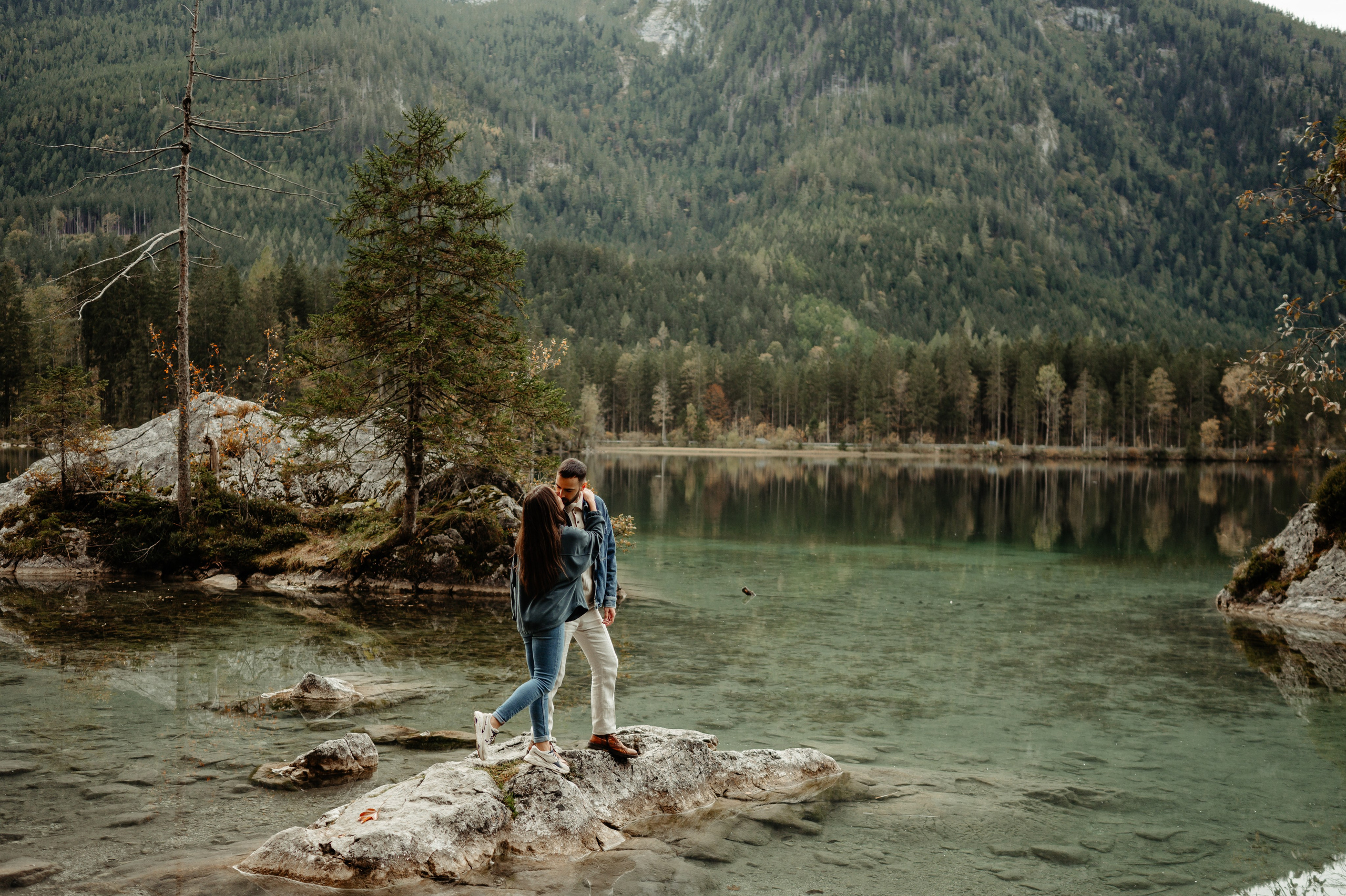 Denis Hanganu din Clanul si sotia lui Raluca, in Hintersee Austria. Proud Vision Weddings | Wedding Photography & Film — Servicii profesionale Foto Video Nunta Iasi