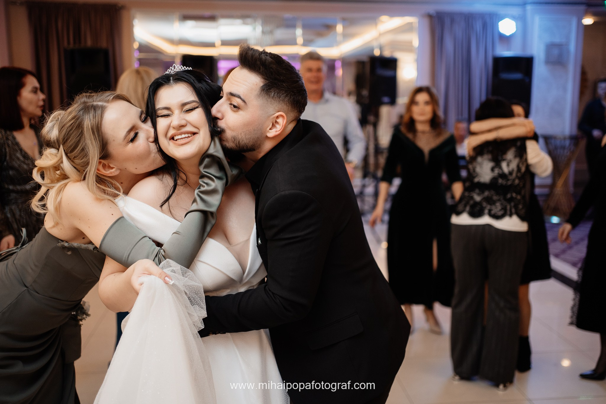 Moment emoționant între miri în ziua nunții, surprins într-un cadru natural și romantic, la Cazinoul Constanta. Fotografie de nuntă profesională, editată artistic pentru a evidenția emoția și eleganța evenimentului.