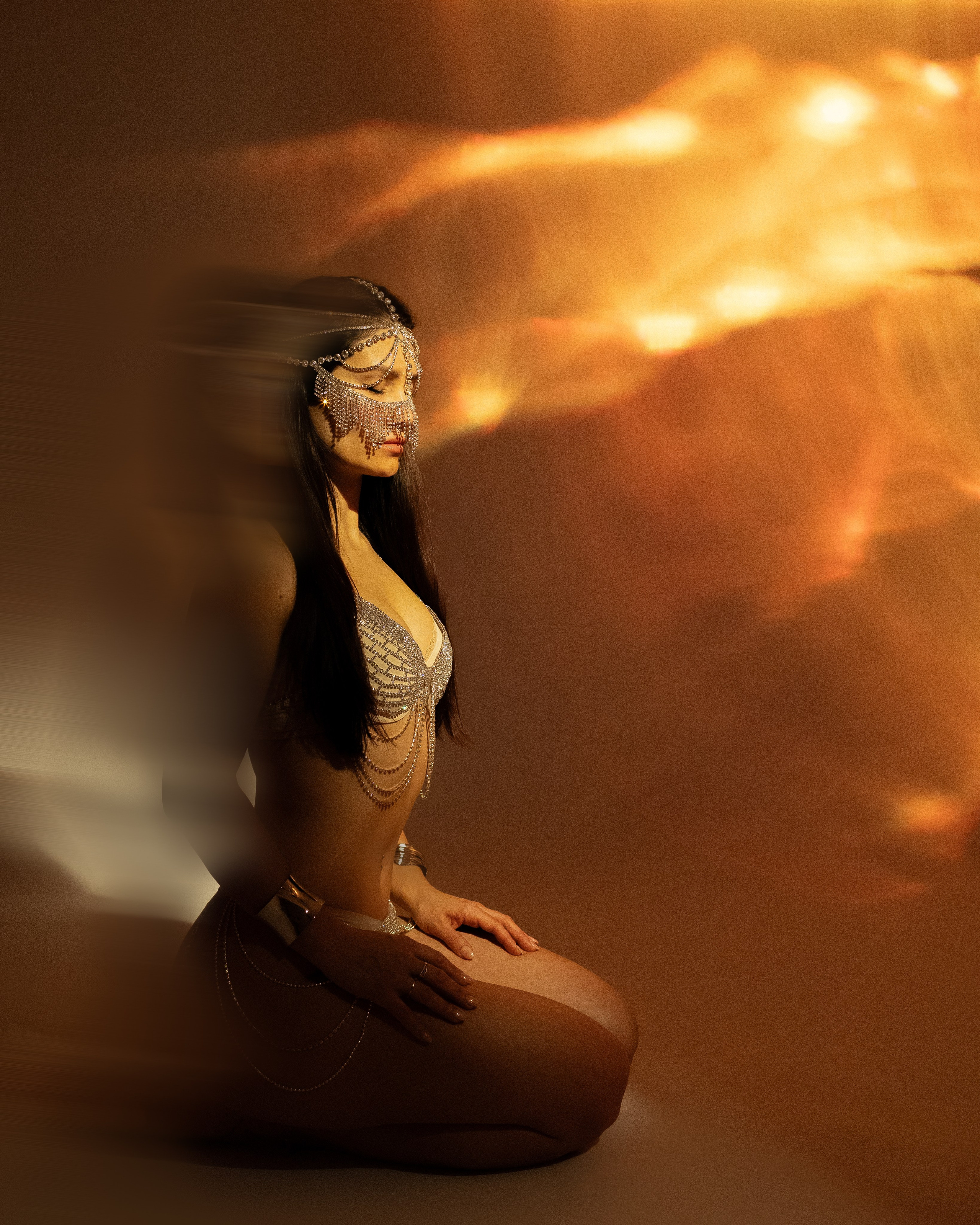 Gulya zeigt ihre Schönheit in einem kunstvollen orientalischen Outfit