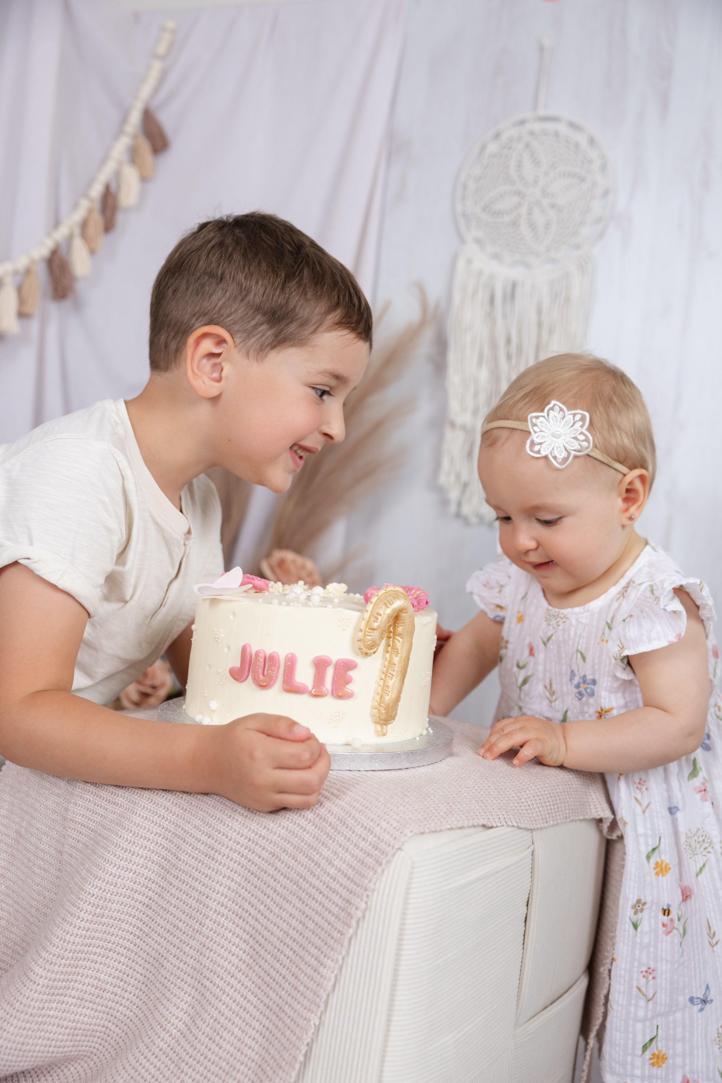 Profesionální focení Smash Cake v Písku. Zachytíme emoce, smích i sladký dort vašeho ročního děťátka