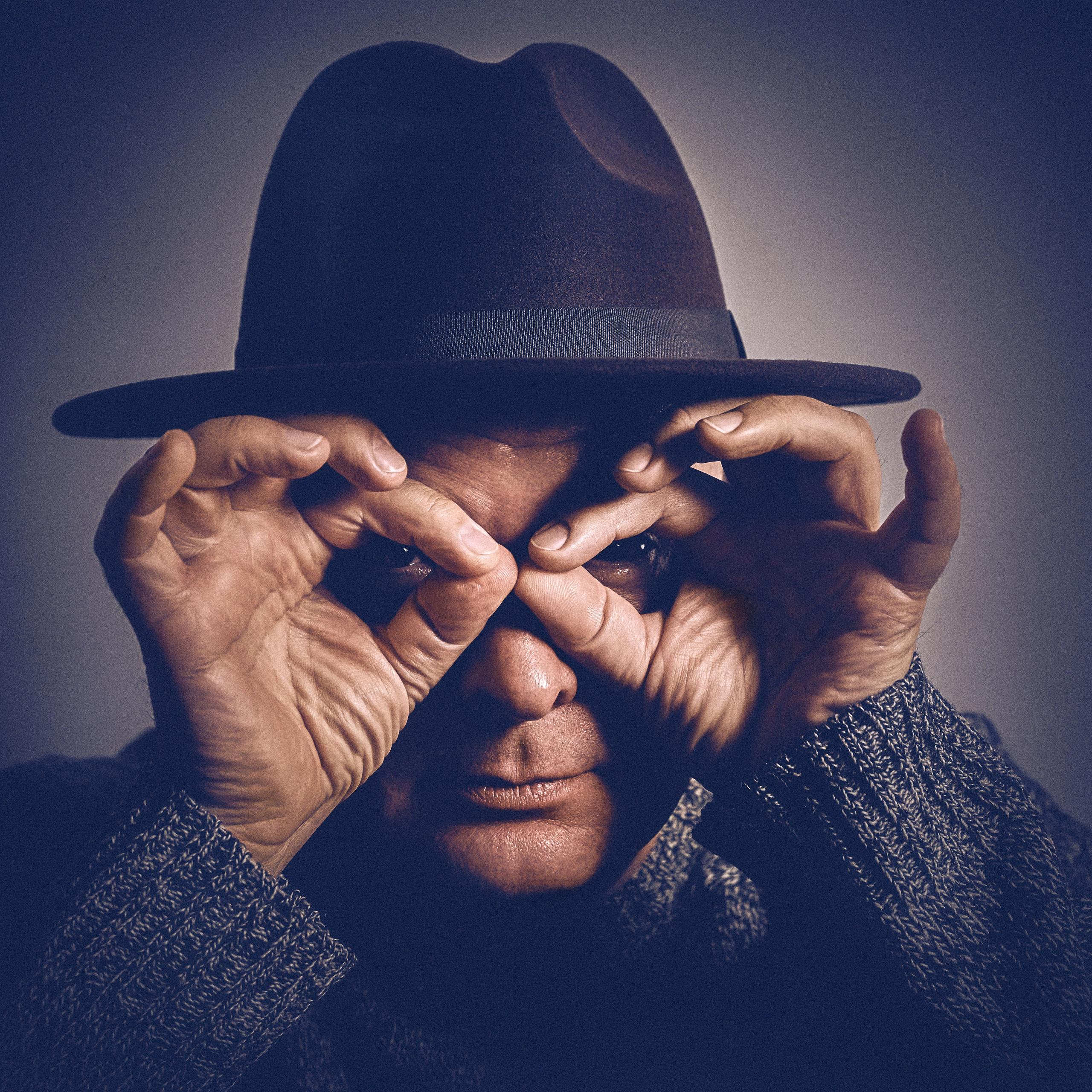 Profesjonalna sesja portretowa w studio fotograficznym - Fotograf Portretowy Andriej Szypiłow - Portret Starego Kumpla w Kolumbijskim Wydaniu - Co kapelusz robi z Człowiekiem?..