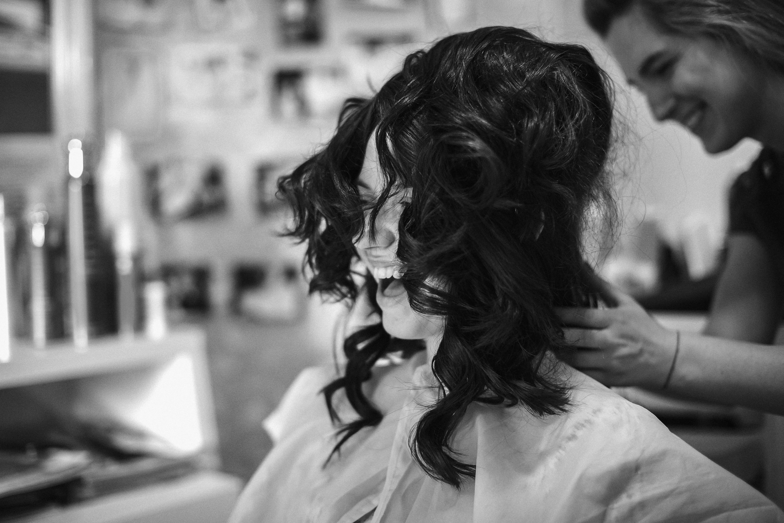 чёрно-белая утро невеста прическа салон красоты смех улыбка подготовка Фотограф в Ирландии