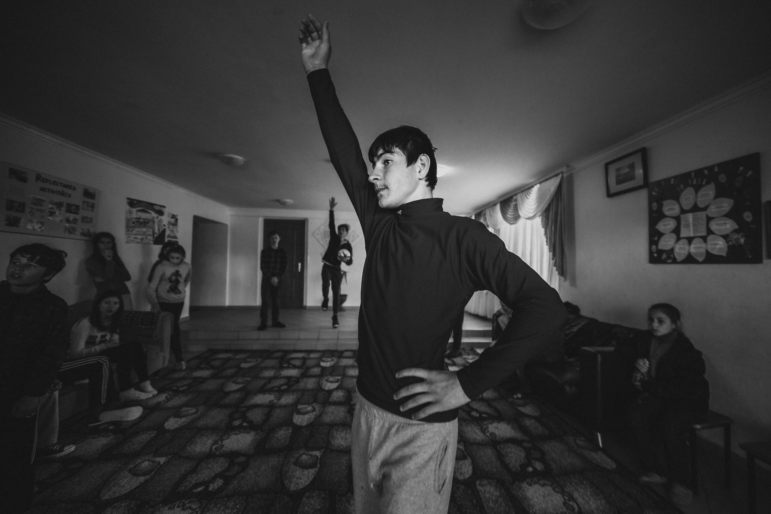 портрет чёрно-белый  социальная фотография мальчик тянет руку в верх Детский дом