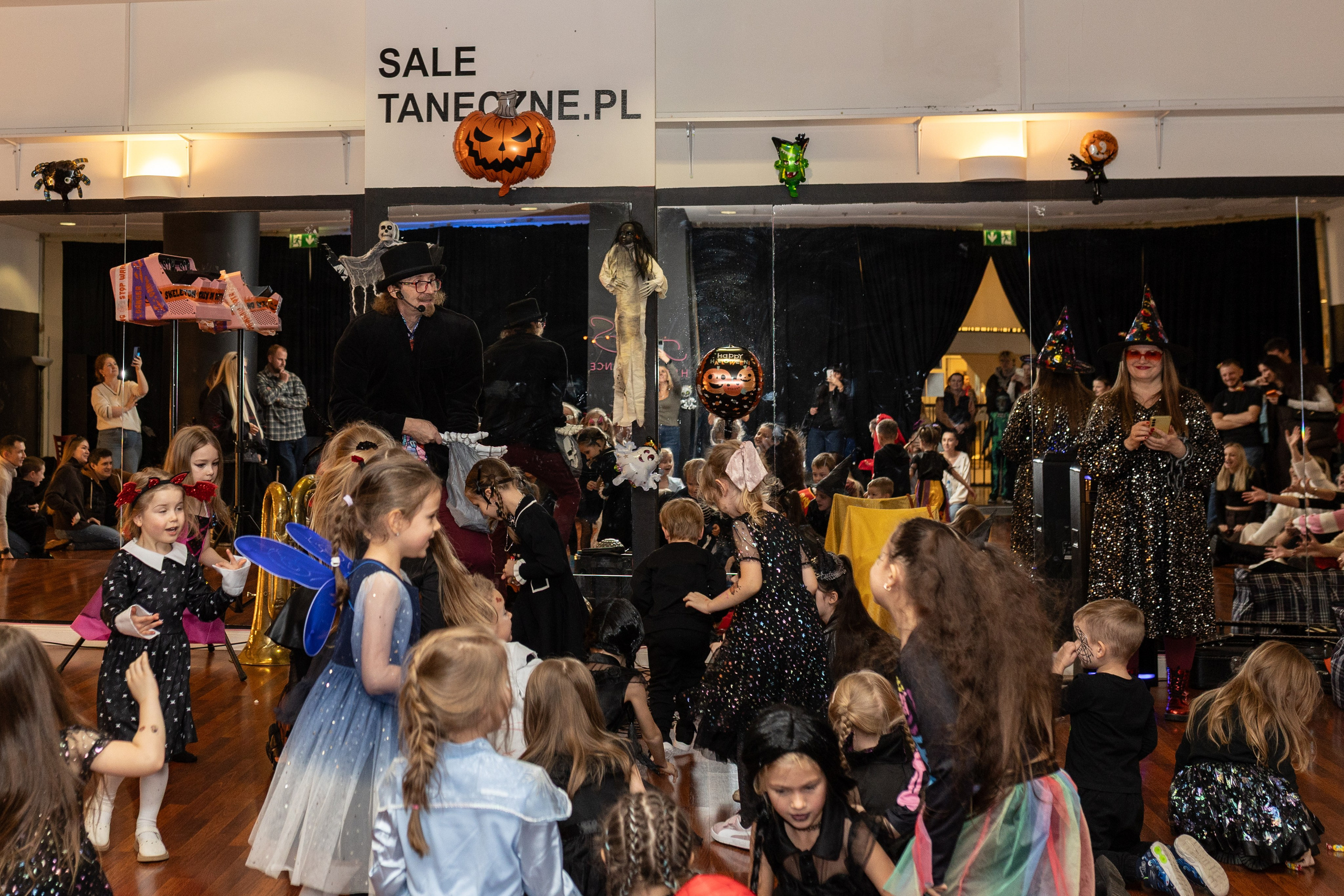 Leo dance studio Helloween 2025. Семейный и детский фотограф в Варшаве Мила Бобровская