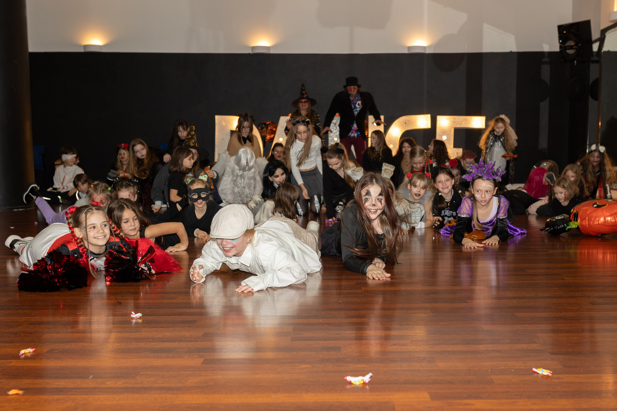Leo dance studio Helloween 2025. Семейный и детский фотограф в Варшаве Мила Бобровская