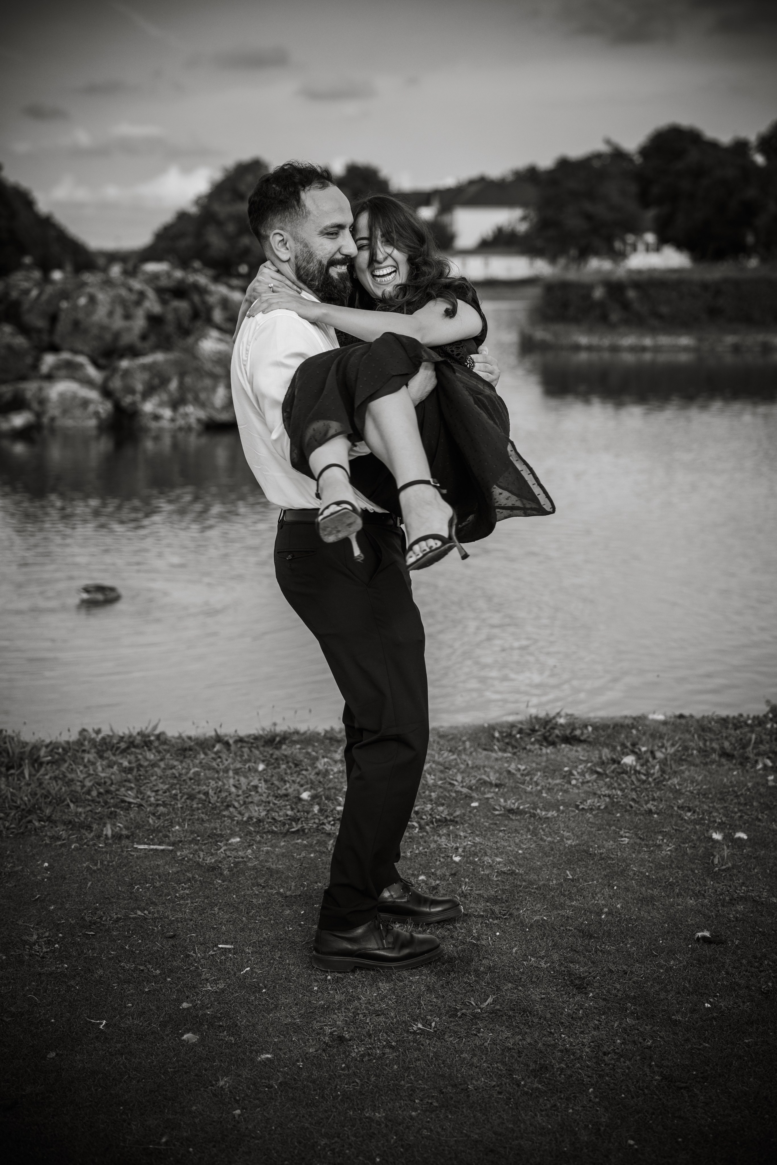 Braut wird vom Bräutigam auf Händen gedreht vor dem Schloss Nymphenburg