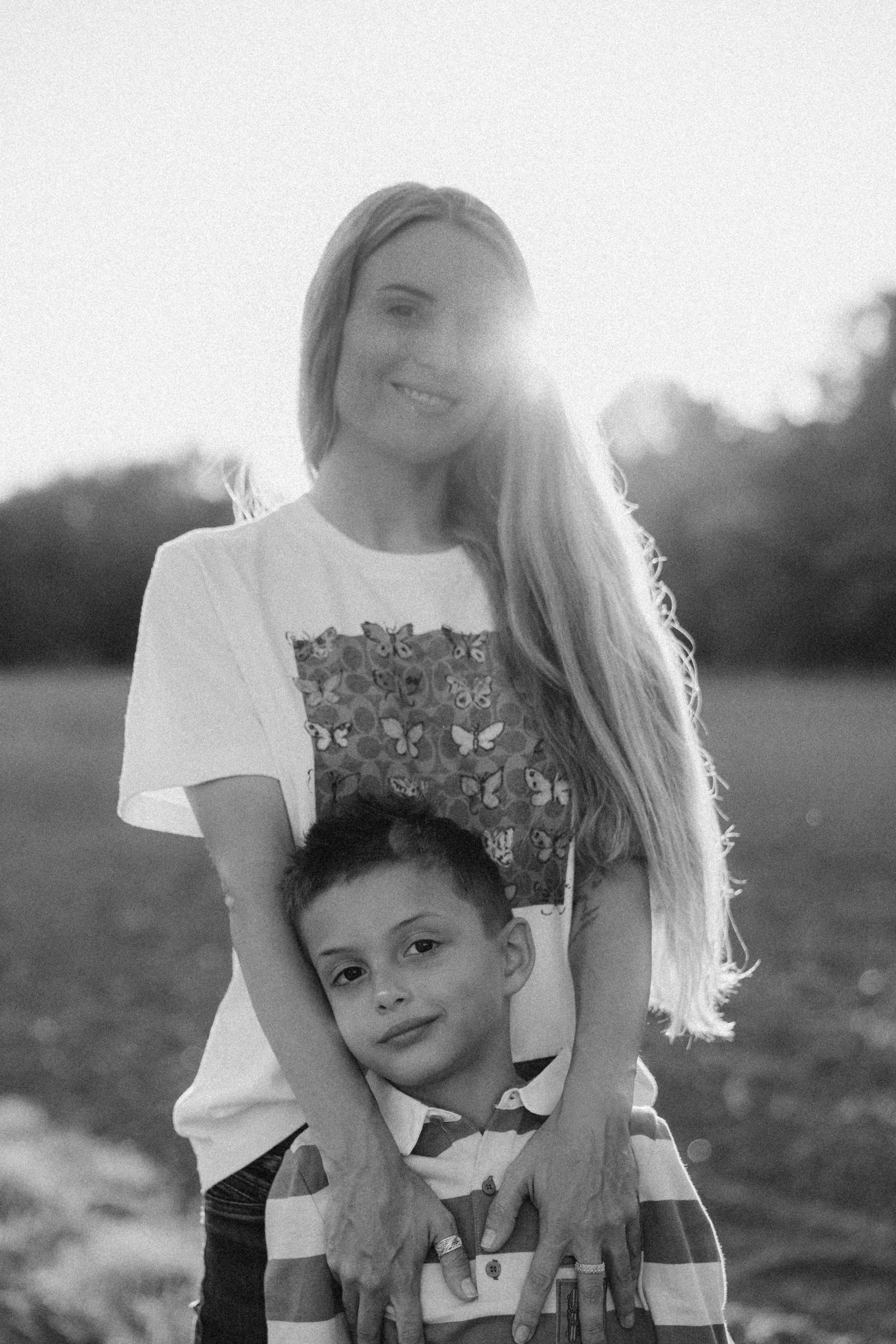 Autumn mother-son family photoshoot in Toulouse. Eugenie Smirnova — wedding, corporate and lifestyle photographer in Toulouse and Southwest France