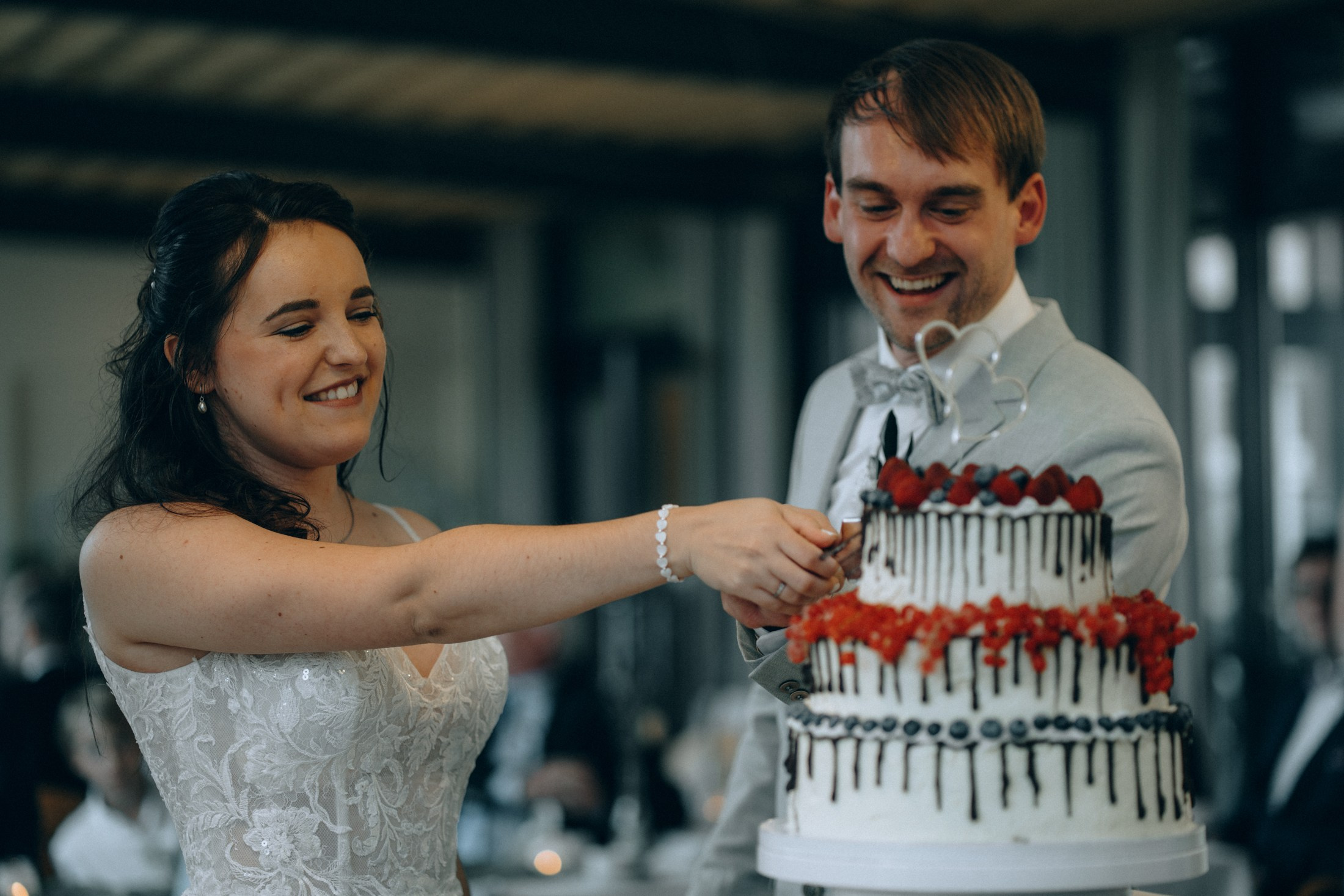 Счастливая пара разрезает свадебный торт — свадебная съемка Дрезден