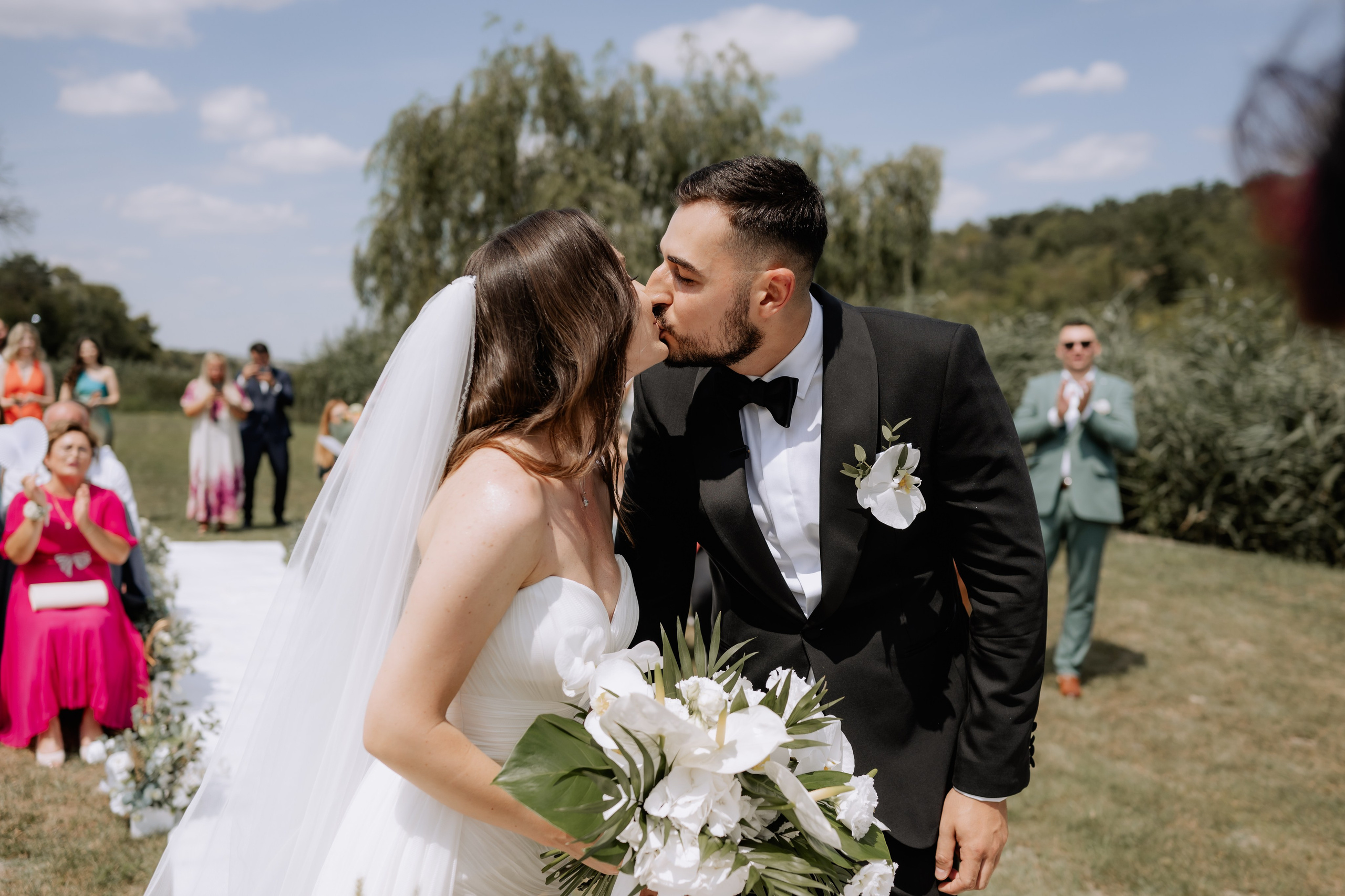 Cununie civila in aer liber , artificii de zi colorate , decor nunta , nunta la Hotel Traian. Proud Vision Weddings | Wedding Photography & Film — Servicii profesionale Foto Video Nunta Iasi