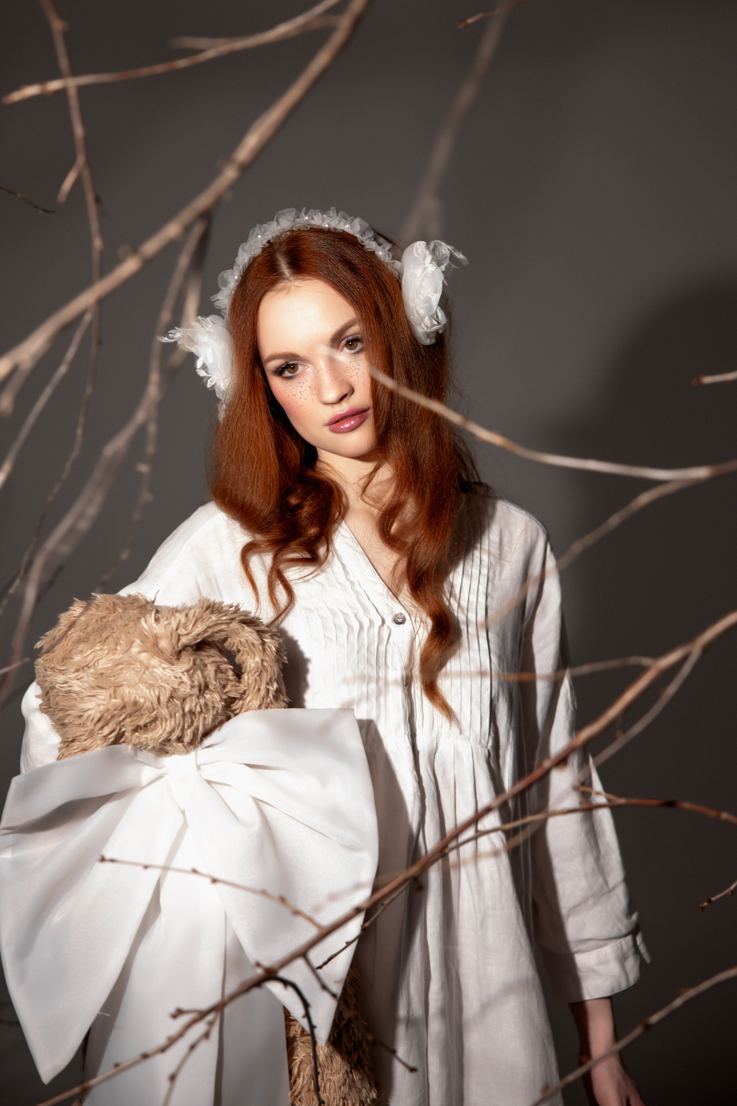 фотосессия  с мишкой и ветками деревьев 