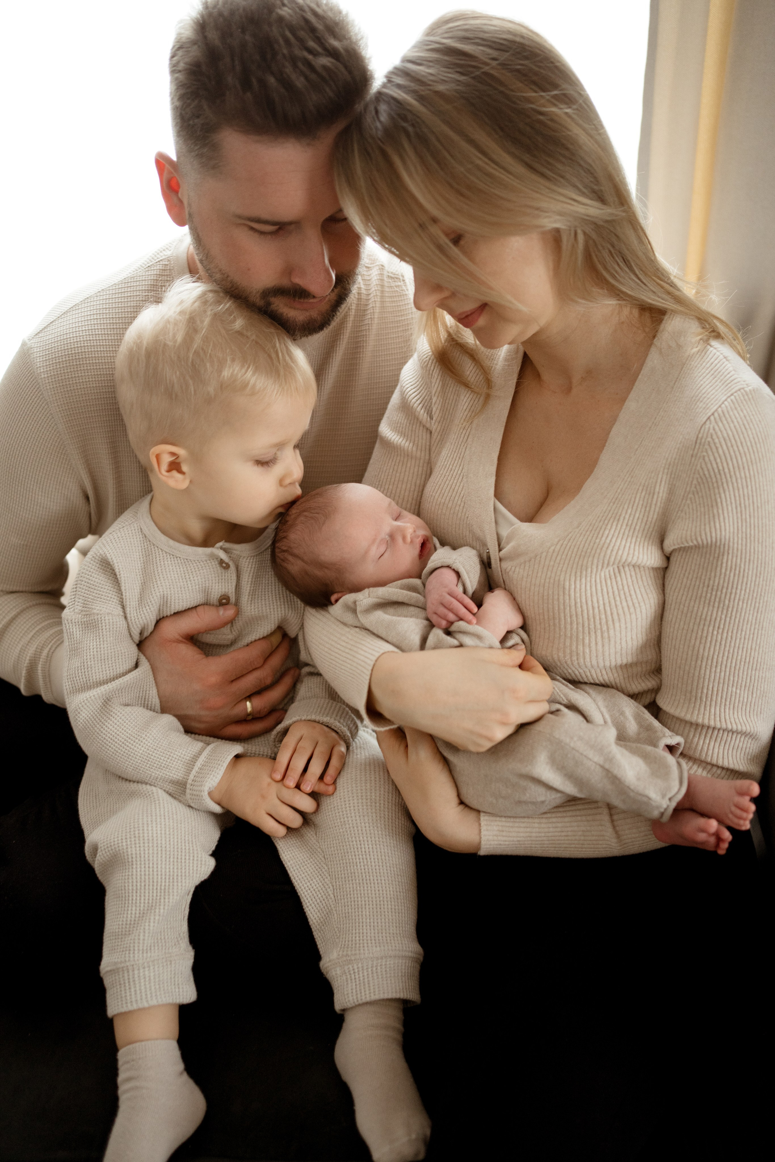 Sesja noworodkowa w domu. Fotograf Łódź - sesja ciążowa, noworodkowa, dziecięca. Studio w Łodzi