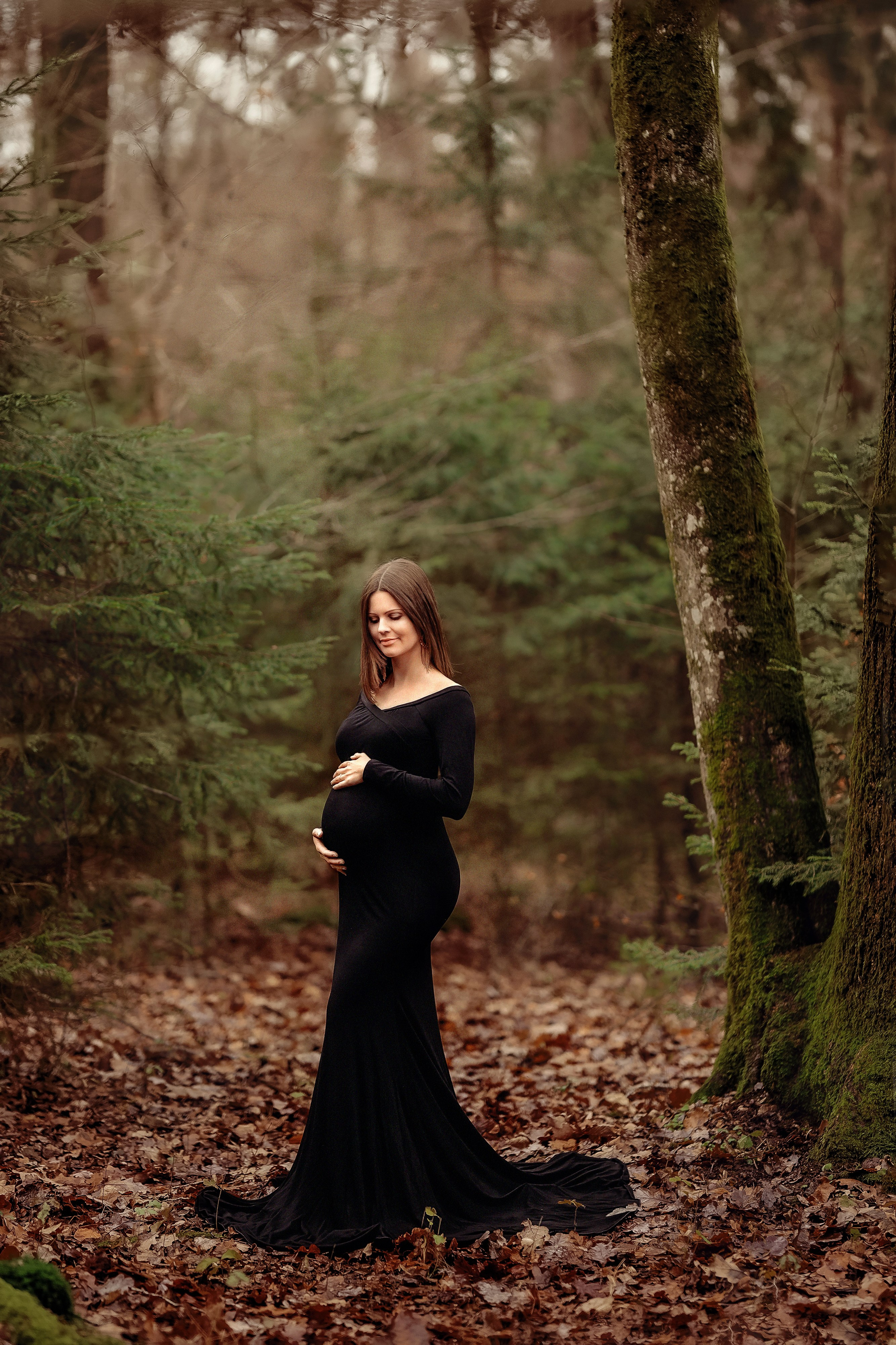 Babybauch im Wald. Portraitfotografie in Gründau Elena Ohnstedt