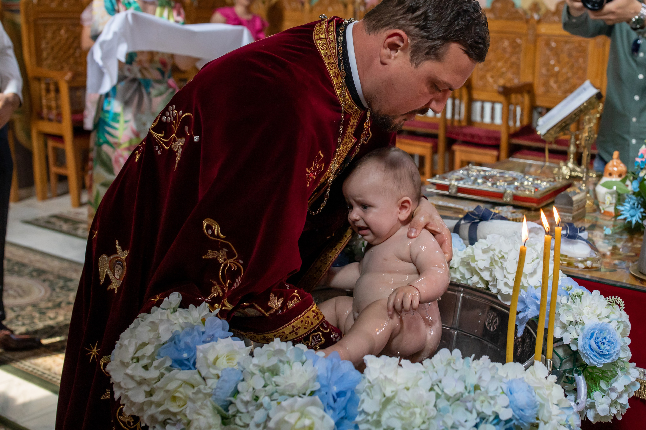 “Bebeluș botezat în biserică, ținut în brațe de nași”	•	“Detaliu cu lumânarea de botez decorată cu flori albe”	•	“Părinți emoționați alături de copilul lor la ceremonia de botez”	•	“Masa festivă de botez cu decor tematic și tort personalizat”	•	“Momentul în care preotul toarnă apă sfințită pe fruntea bebelușului”	“Bebeluș în rochie albă de botez, zâmbind în brațele mamei”	•	“Detaliu cu cruciulița de botez așezată pe o pernă de satin”	•	“Părinți și nași aprinzând lumânările în timpul ceremoniei de botez”	•	“Tort de botez decorat cu figurine tematice și numele copilului”	•	“Copil botezat dormind liniștit în pătuțul decorat festiv”	•	“Momentul în care preotul binecuvântează copilul în fața altarului”	•	“Invitați adunându-se în jurul mesei festive la petrecerea de botez”	•	“Bebeluș ținând în mână o jucărie personalizată primită la botez”	•	“Familie fericită pozând împreună după ceremonia de botez”	•	“Decor tematic cu baloane și flori la locația petrecerii de botez” fotograf Botoșani fotograf evenimente fotograf botez Alin Chirila fotograf alinofotostudio,- Preotul ținându-l pe micuțul Mathias Gabriel la botez, în biserica Înălțarea Domnului, Copălău  - Detalii de la botezul lui Mathias – lumânare, trusou și icoană  - Familia lui Mathias Gabriel alături de micuț, în ziua botezului  - Portret emoționant cu mama și bebelușul în brațe, în biserică,fotograf profesionist evenimente Botoșani, Iași, Suceava, Fălticeni, Bacău, Pașcani, Roman - AlinoFotoStudio by Alin Chirilă - servicii foto nuntă, botez, cununie, ședințe foto creative, albume personalizate, fotografii emoționante și calitative pentru cele mai importante momente din viață,fotograf nuntă Botoșani Alin Chirilă,  ședință foto botez Iași - AlinoFotoStudio,  servicii fotograf profesionist evenimente Suceava,  fotograf cununie civilă Fălticeni - Alin Chirilă,  album foto nuntă personalizat Bacău.“Bebeluș botezat în biserică, ținut în brațe de nași”	•	“Detaliu cu lumânarea de botez decorată cu flori albe”	•	“Părinți emoționați alături de copilul lor la ceremonia de botez”	•	“Masa festivă de botez cu decor tematic și tort personalizat”	•	“Momentul în care preotul toarnă apă sfințită pe fruntea bebelușului”	“Bebeluș în rochie albă de botez, zâmbind în brațele mamei”	•	“Detaliu cu cruciulița de botez așezată pe o pernă de satin”	•	“Părinți și nași aprinzând lumânările în timpul ceremoniei de botez”	•	“Tort de botez decorat cu figurine tematice și numele copilului”	•	“Copil botezat dormind liniștit în pătuțul decorat festiv”	•	“Momentul în care preotul binecuvântează copilul în fața altarului”	•	“Invitați adunându-se în jurul mesei festive la petrecerea de botez”	•	“Bebeluș ținând în mână o jucărie personalizată primită la botez”	•	“Familie fericită pozând împreună după ceremonia de botez”	•	“Decor tematic cu baloane și flori la locația petrecerii de botez” fotograf Botoșani fotograf evenimente fotograf botez Alin Chirila fotograf alinofotostudio.fotograf botez Amelis Maria, fotografie botez Botoșani, fotograf Alin Chirilă, amintiri botez, fotografii botez, botez Amelis Maria, fotograf copii, fotografie botez în Botoșani,