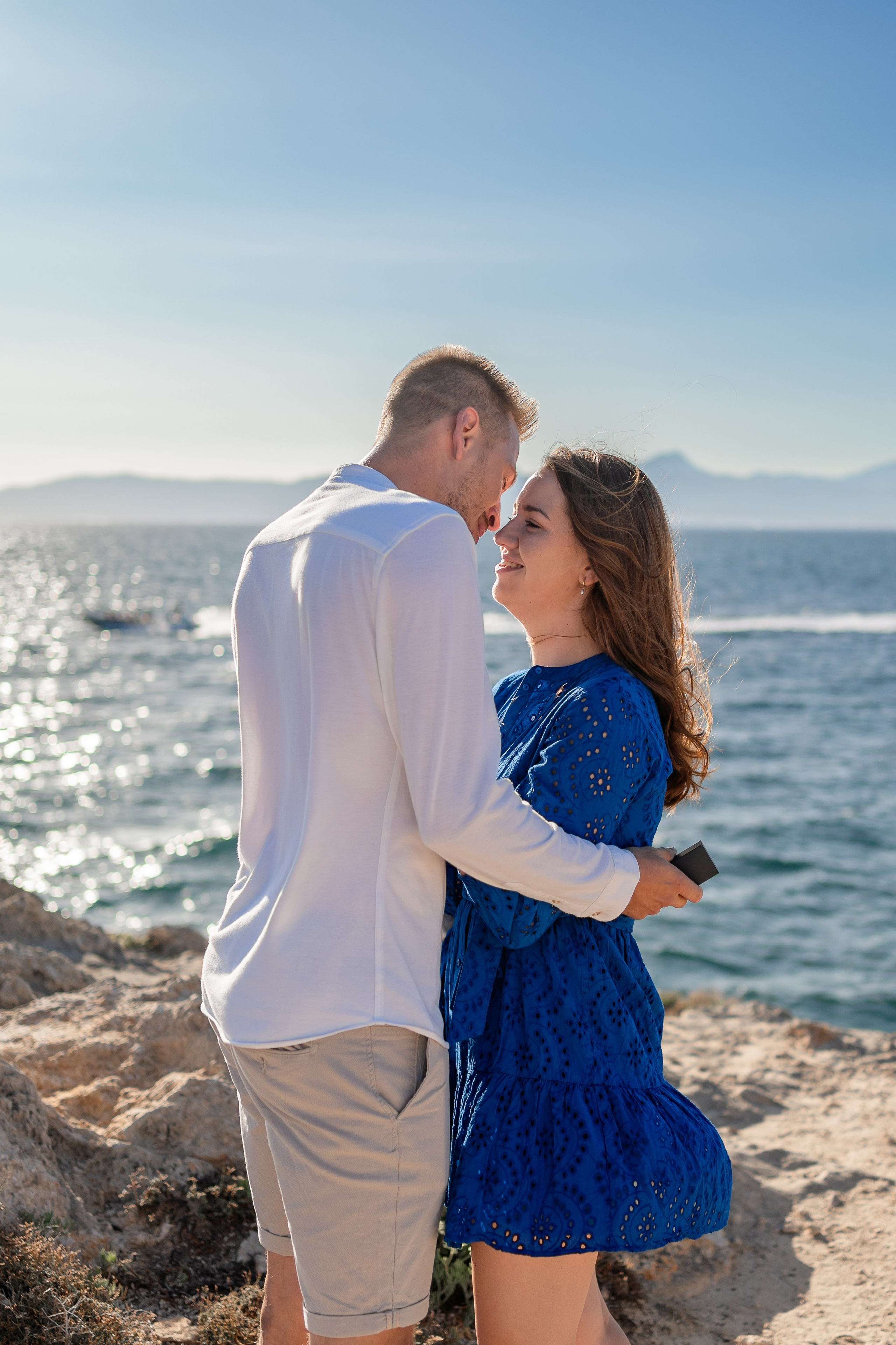 Romantischer Heiratsantrag auf Mallorca – Überraschung am Meer. Deine Fotografin auf Mallorca für Familien und Business