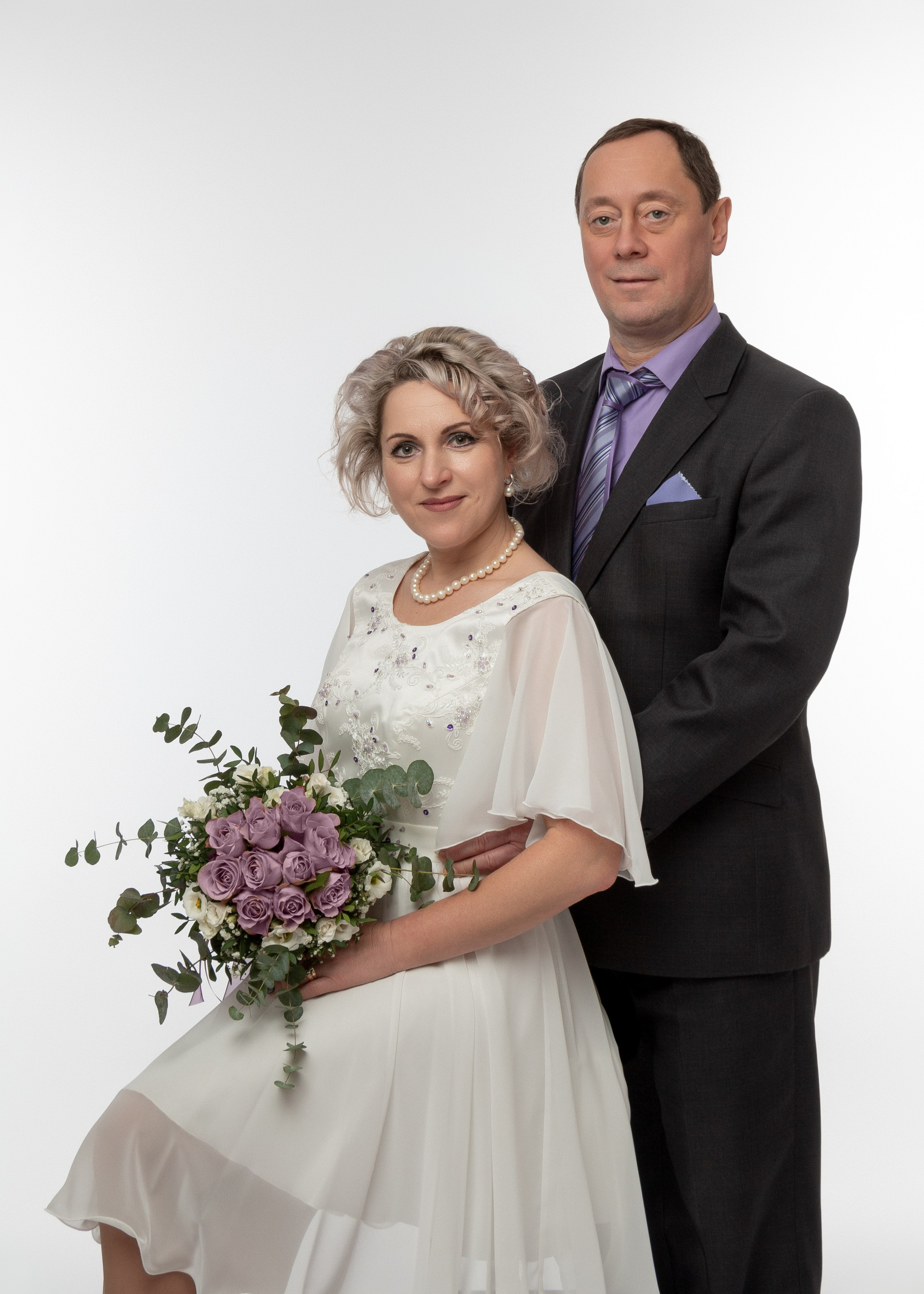 Natalia und Sergej feiern ihre Liebe – glückliches Paar im Studio