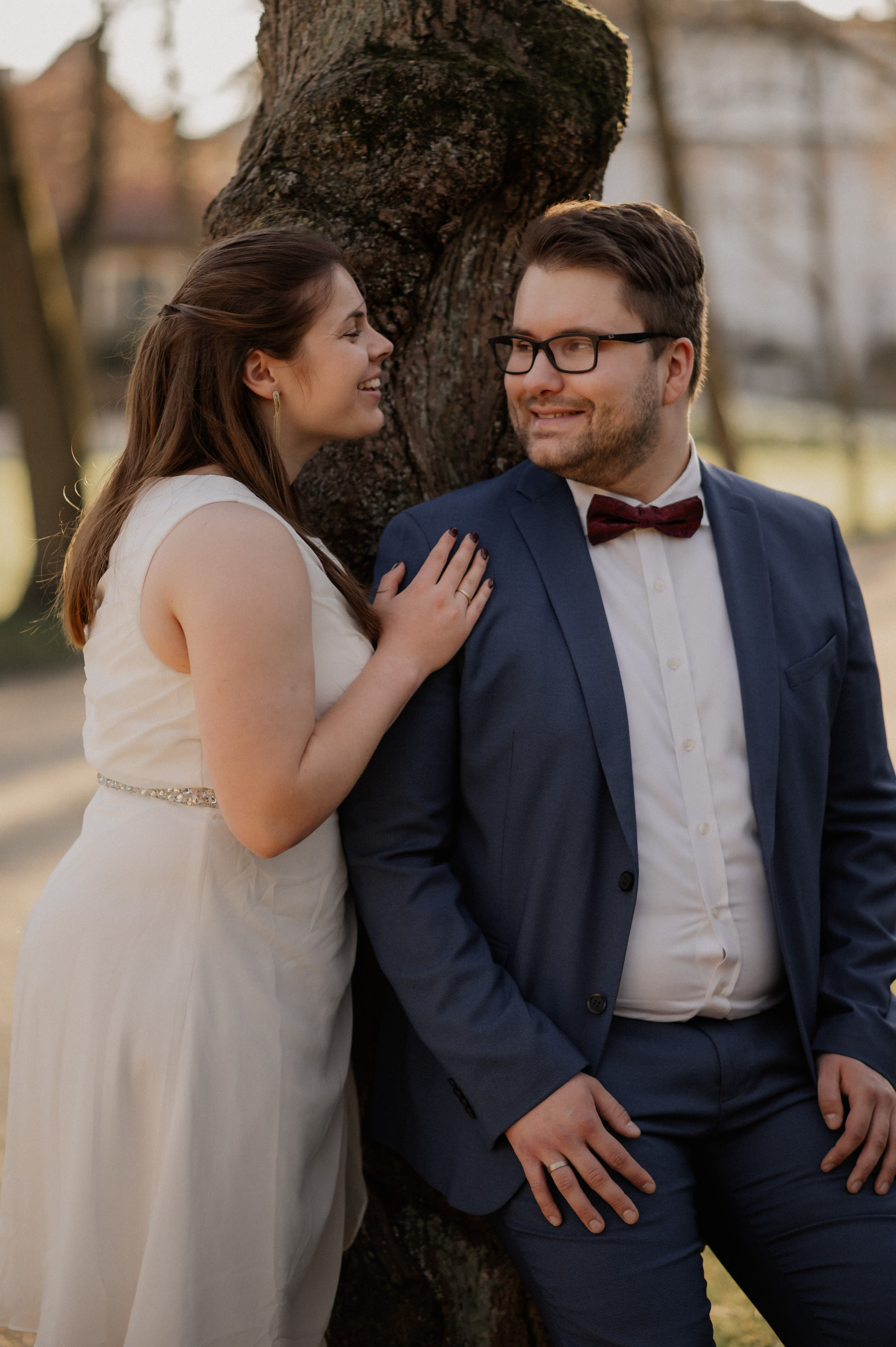 Hochzeitspaar am Baum im Hofgarten Ansbach.