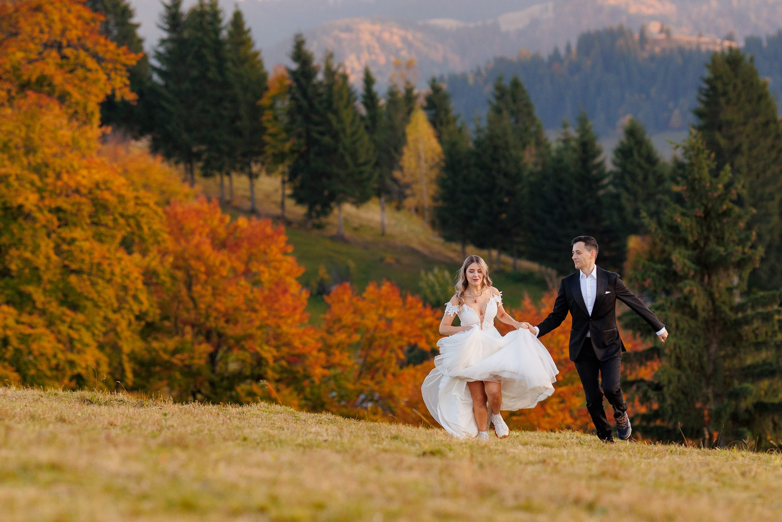 Sedinta foto Trash the dress/After wedding la munte. Fotograf nunta Bucuresti - Manu Ivanciu