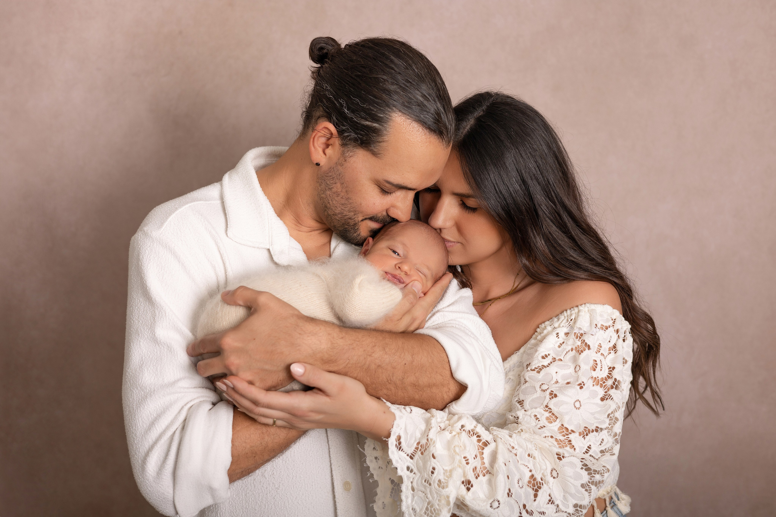 Emotionale Aufnahme einer Mutter, die ihr Neugeborenes liebevoll küsst – Babyfotoshooting in Iserlohn.