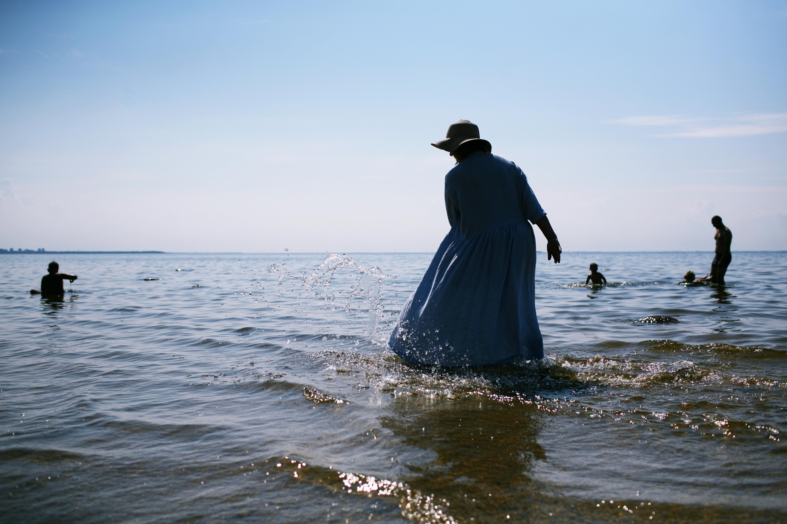 Anna, be herself. Water and sun. Victoria Dini. Art photography in London / Folkestone, UK