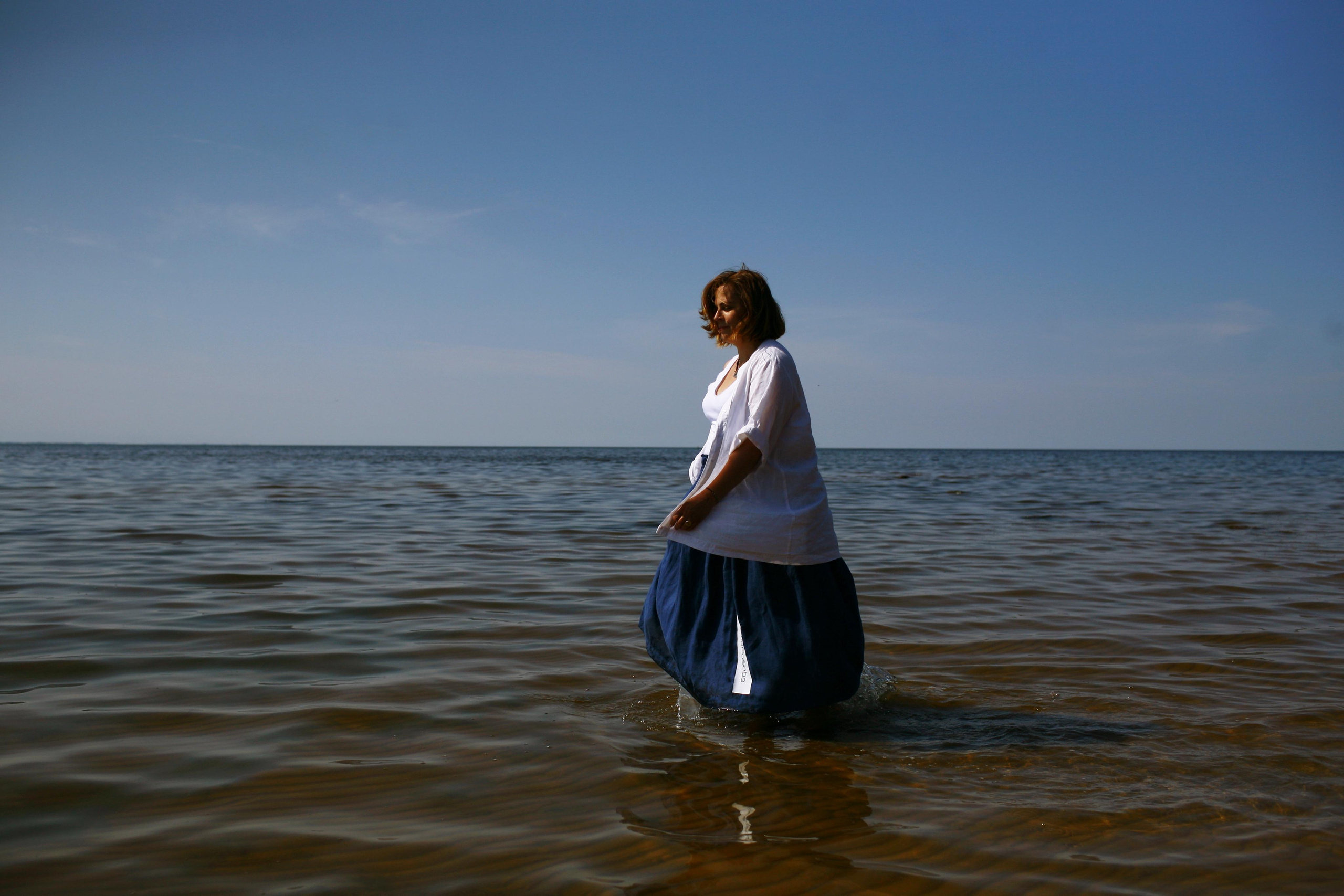 Anna, be herself. Water and sun. Victoria Dini. Art photography in London / Folkestone, UK