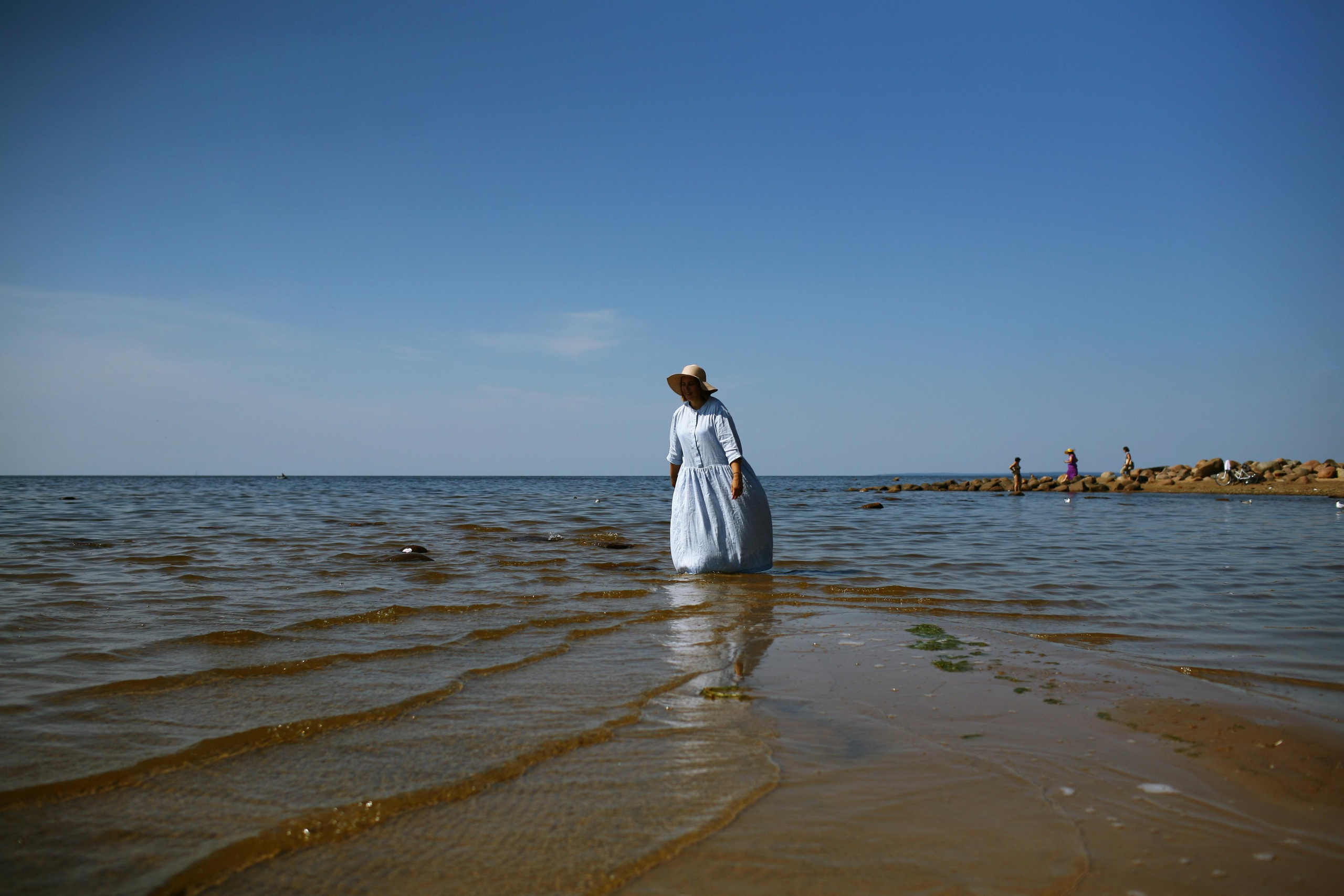 Anna, be herself. Water and sun. Victoria Dini. Art photography in London / Folkestone, UK