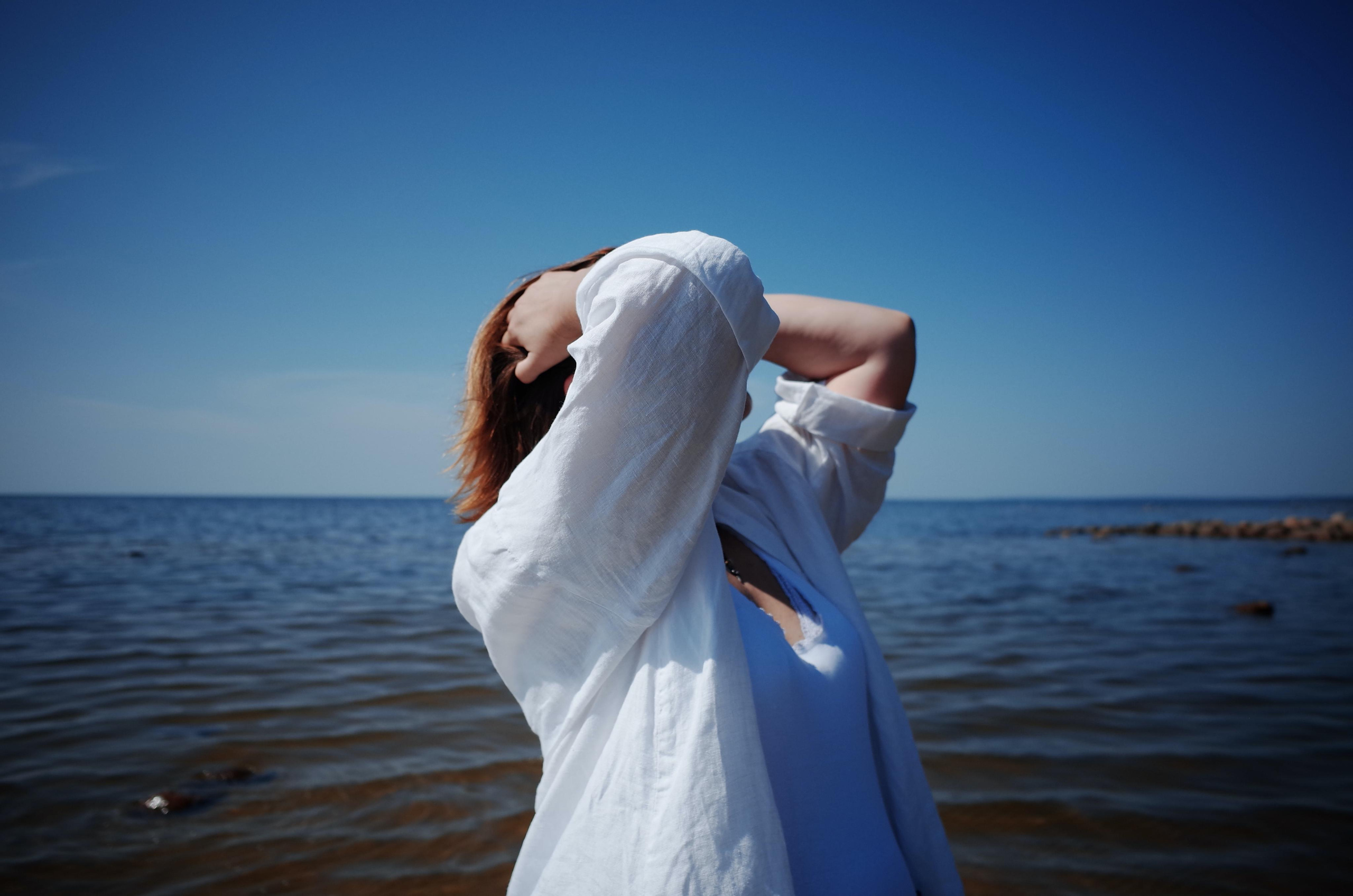 Anna, be herself. Water and sun. Victoria Dini. Art photography in London / Folkestone, UK