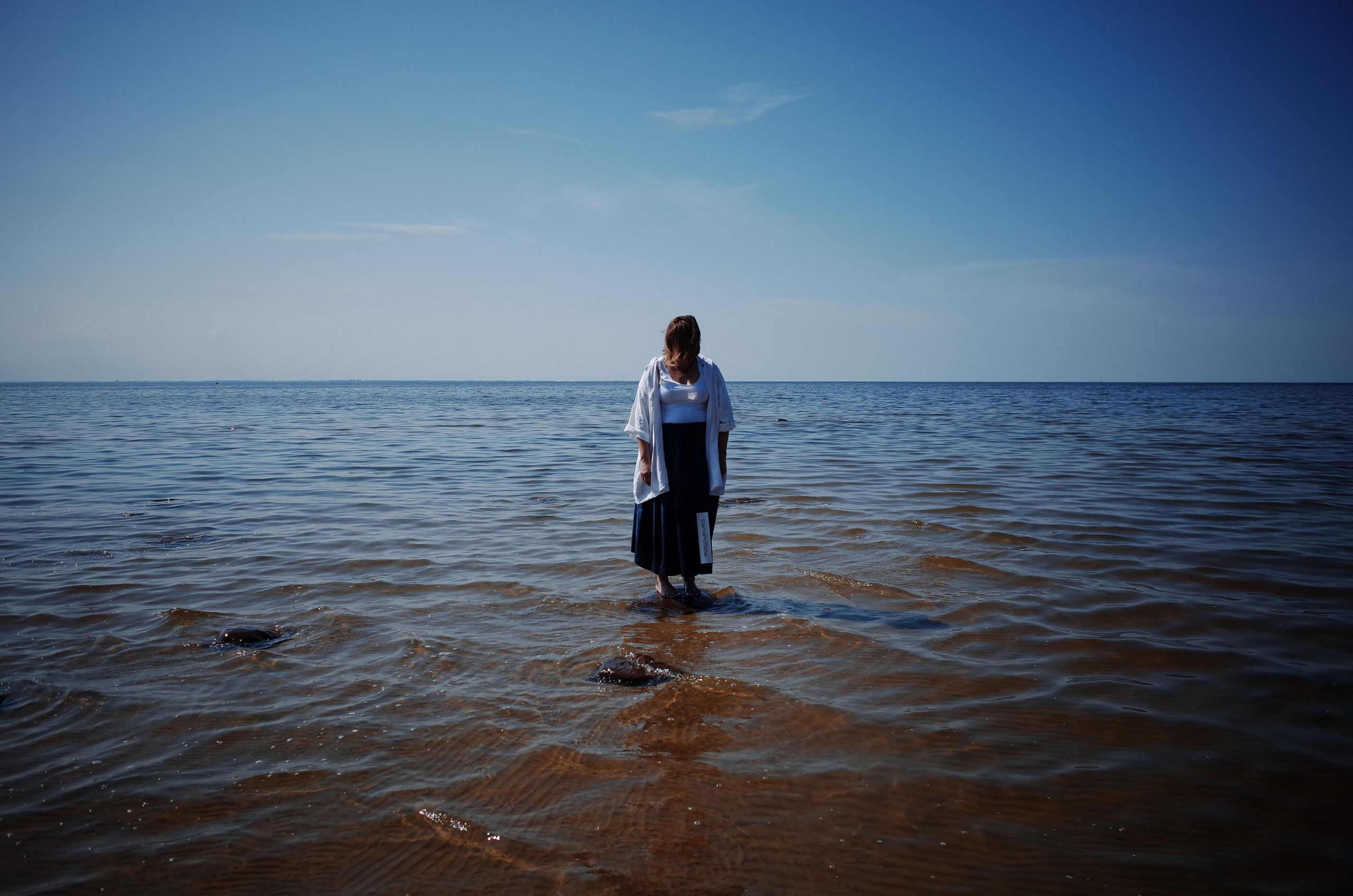 Anna, be herself. Water and sun. Victoria Dini. Art photography in London / Folkestone, UK