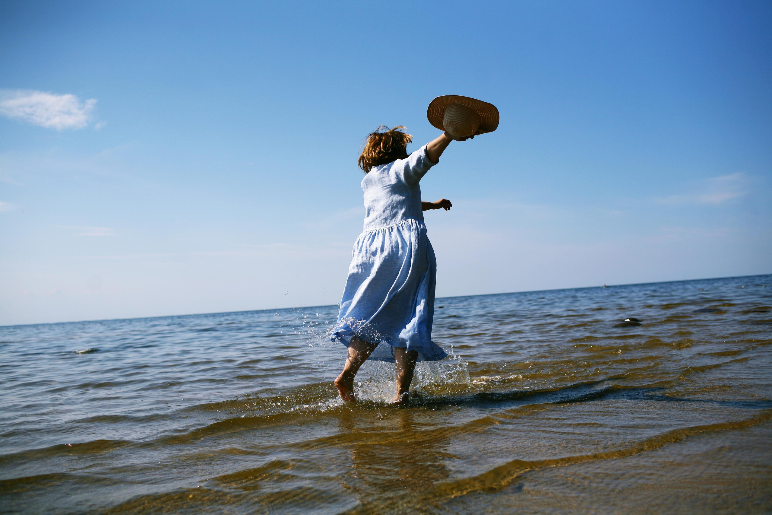 Anna, be herself. Water and sun. Victoria Dini. Art photography in London / Folkestone, UK