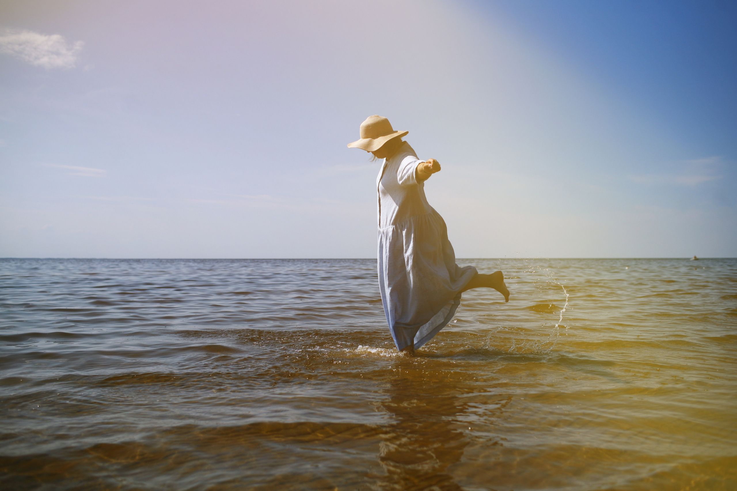 Anna, be herself. Water and sun. Victoria Dini. Art photography in London / Folkestone, UK