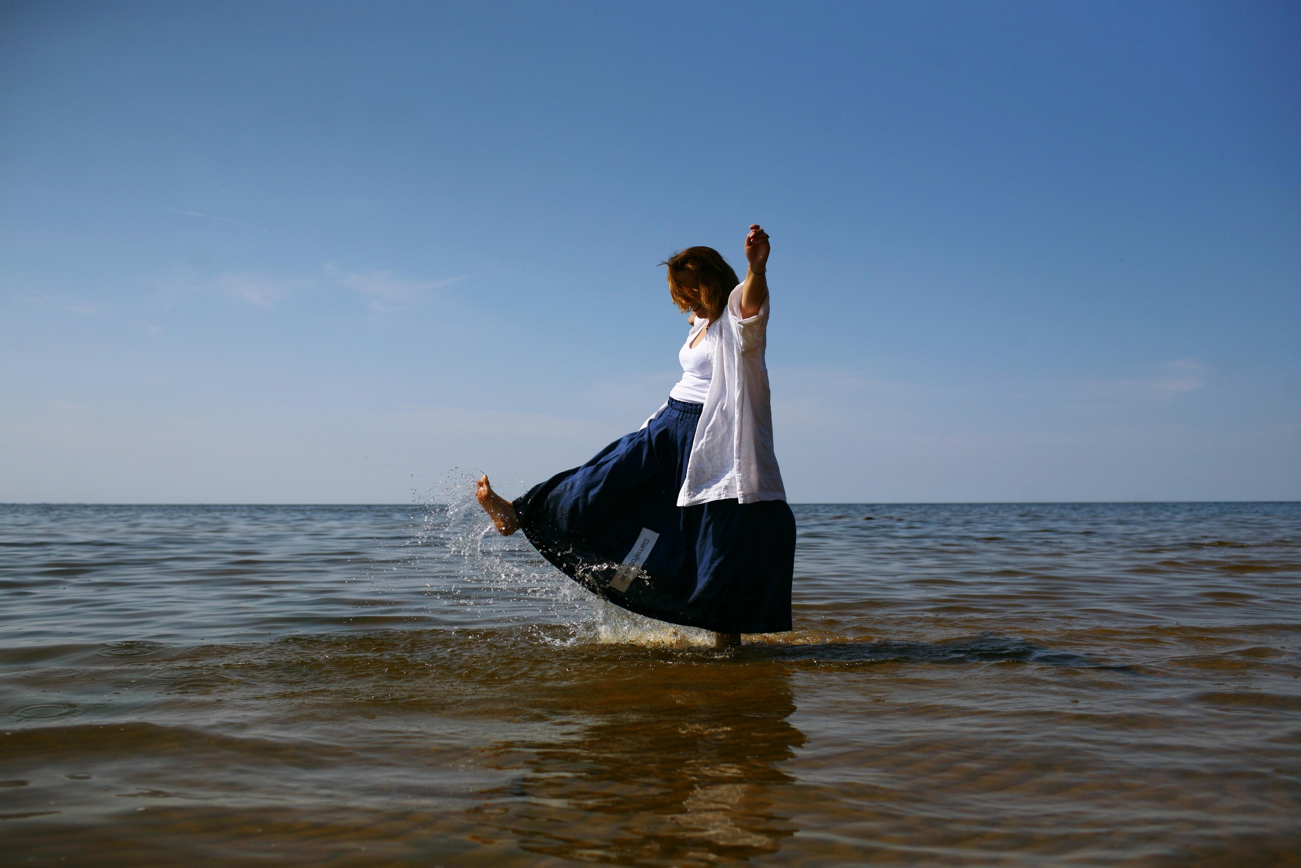 Anna, be herself. Water and sun. Victoria Dini. Art photography in London / Folkestone, UK