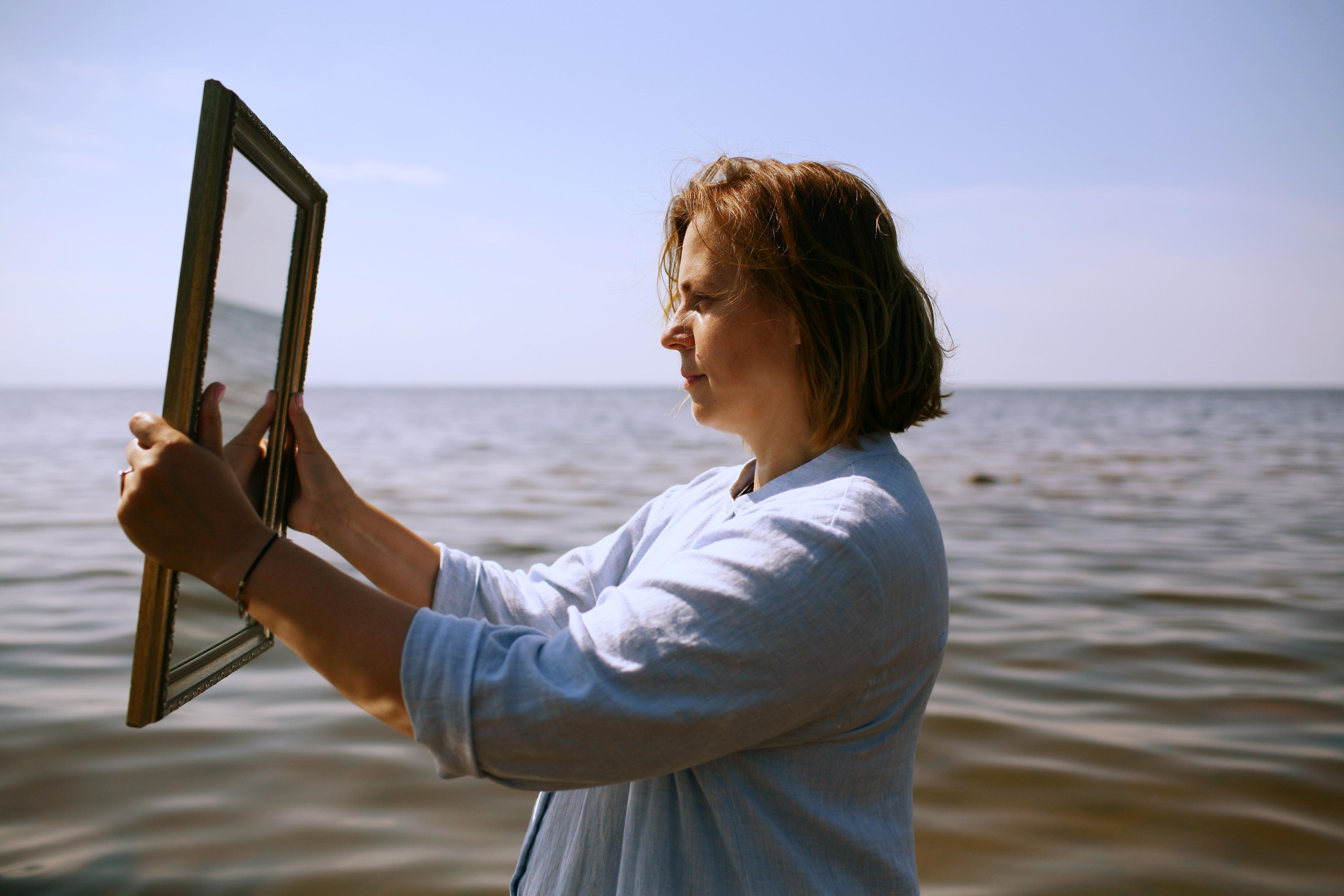 Anna, be herself. Water and sun. Victoria Dini. Art photography in London / Folkestone, UK