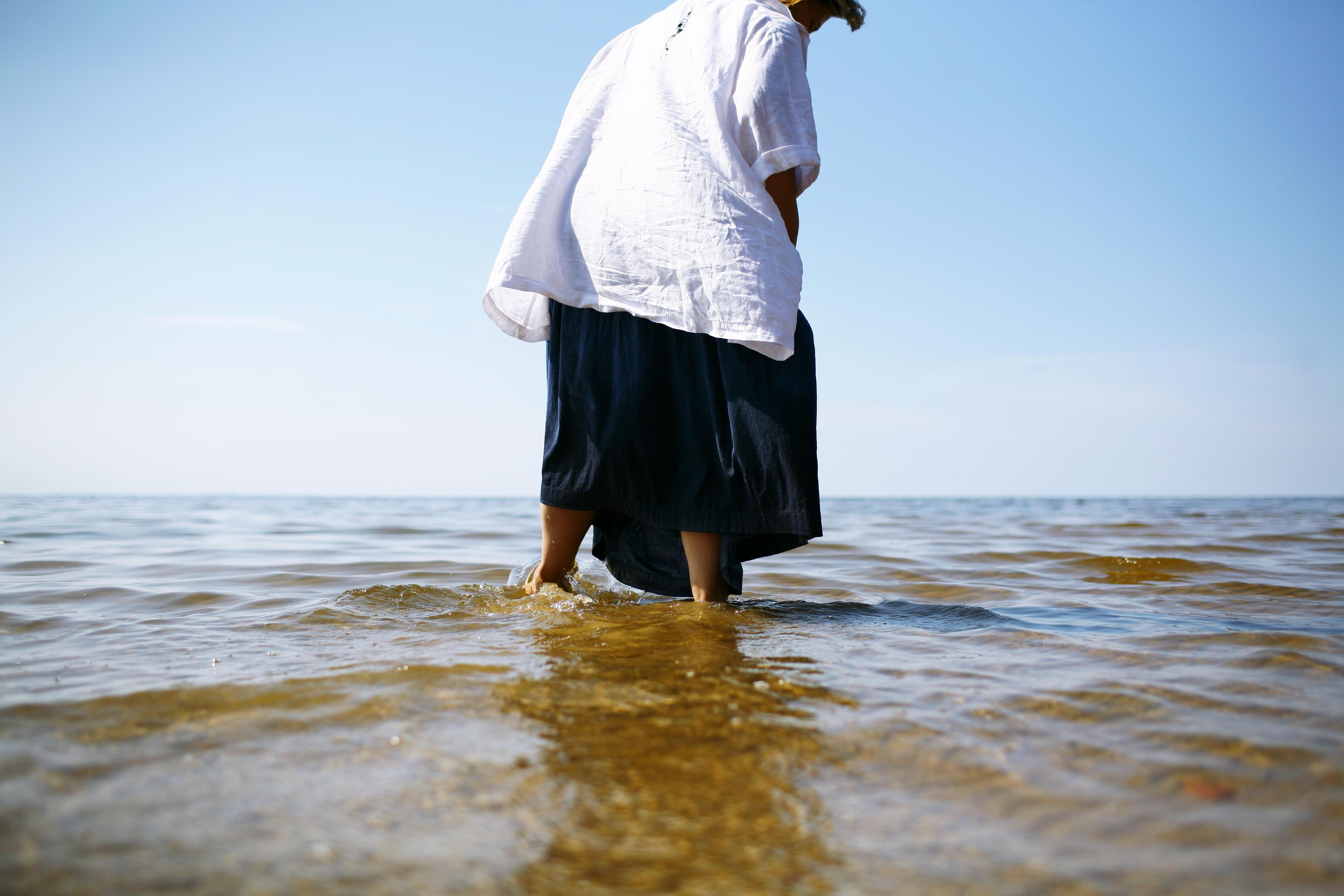 Anna, be herself. Water and sun. Victoria Dini. Art photography in London / Folkestone, UK