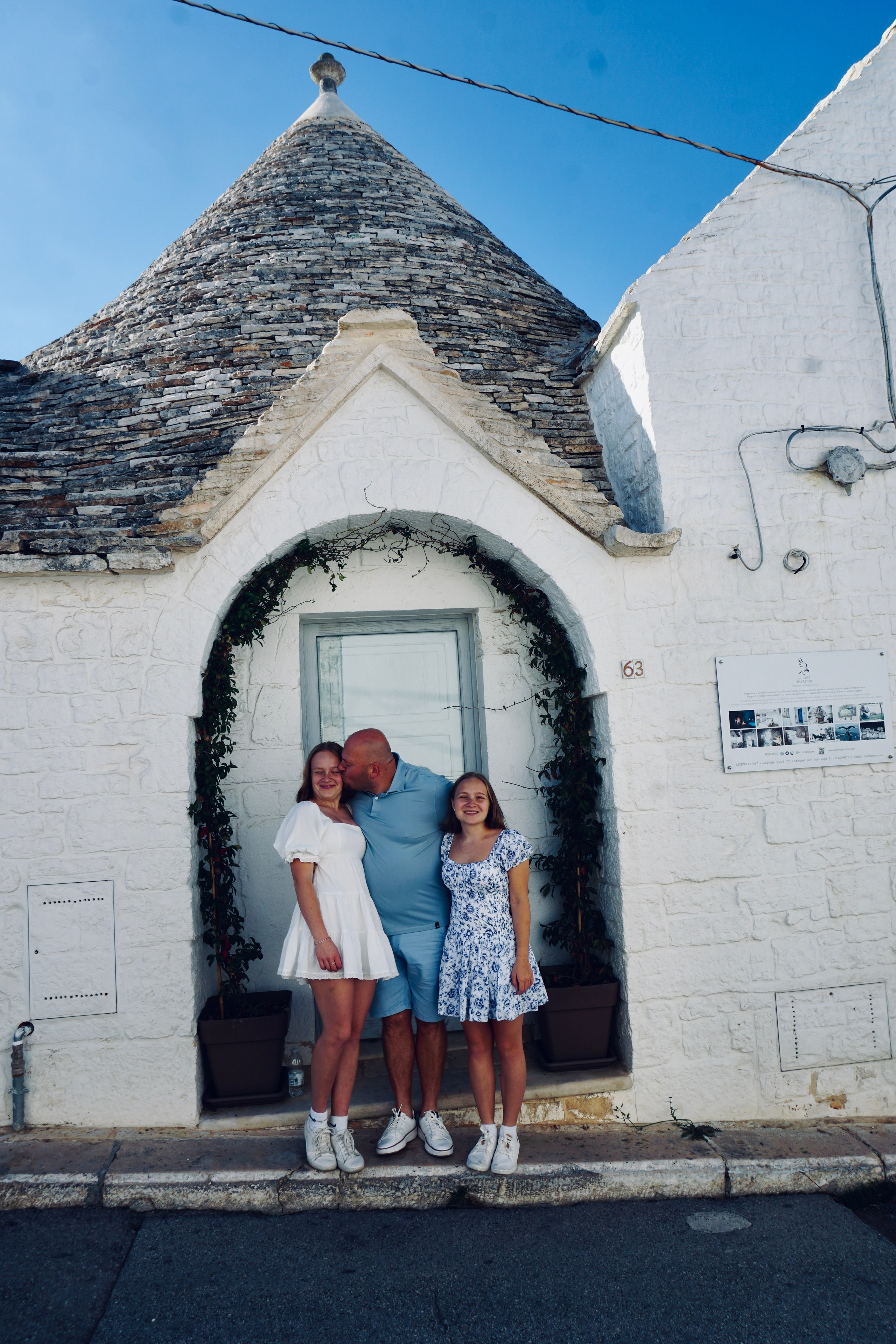 Passeggiata ad Alberobello con turisti americani felici. Videografa e Fotografa in Italia Sokhova Albina