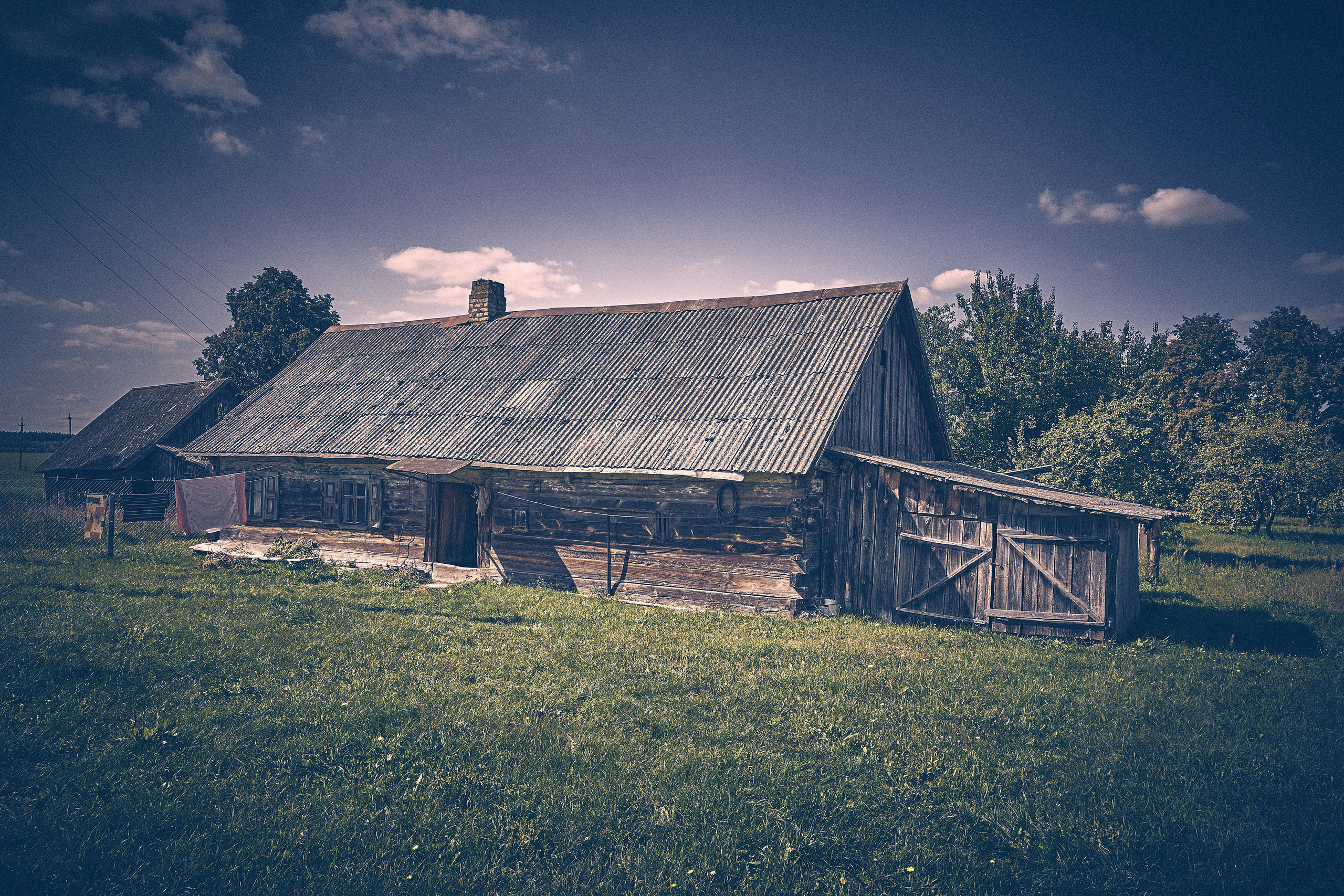 Andriej Szypiłow - Fotograf i Wideograf - Reportaż artystyczny - wizyta rodzinna in the middle of nowhere. Zabita dechami wieś na granicy Białorusi i Polski.