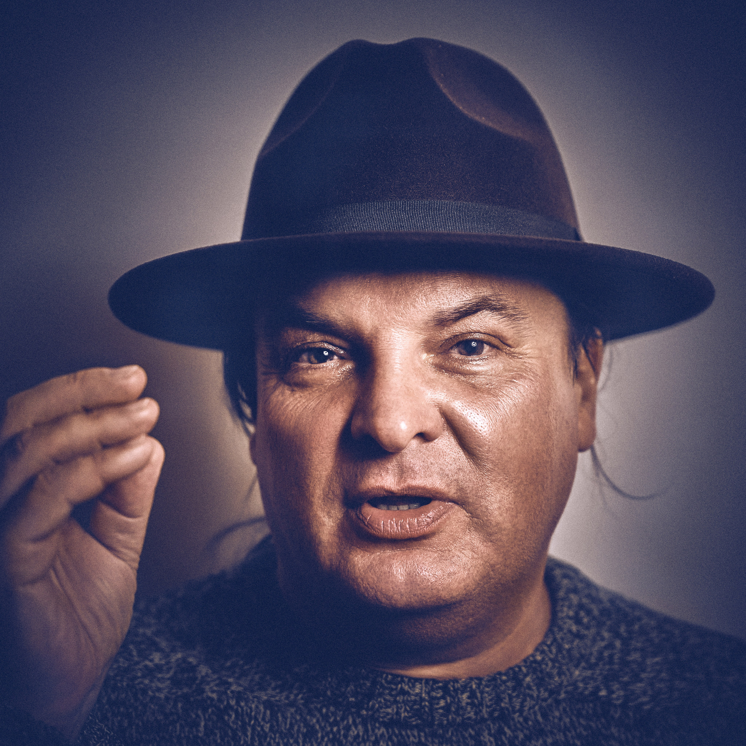 Profesjonalna sesja portretowa w studio fotograficznym - Fotograf Portretowy Andriej Szypiłow - Portret Starego Kumpla w Kolumbijskim Wydaniu - Co kapelusz robi z Człowiekiem?..