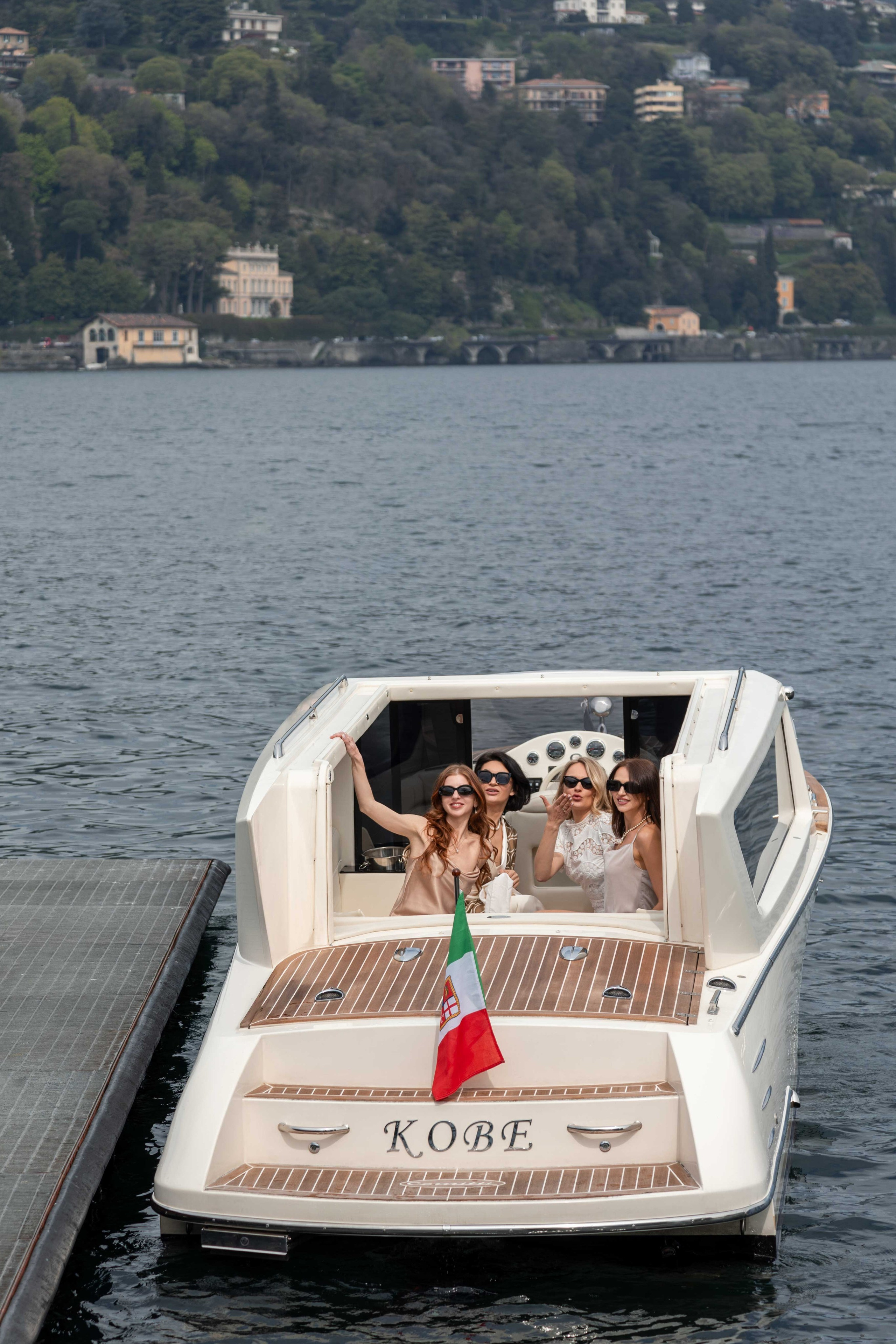 Girls yacht trip. Photographer in Milan |Mila Pro Photo