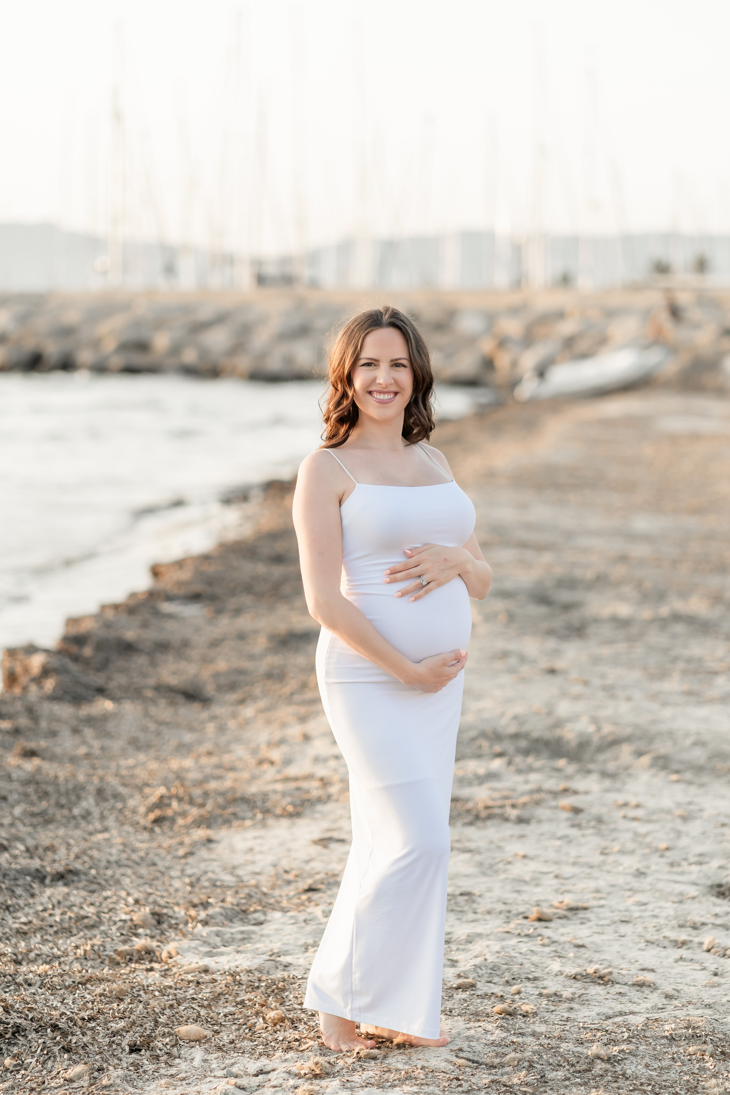 Maternity Photoshoot by the Sea in Mallorca – Natural & Timeless Moments. Deine Fotografin auf Mallorca für Familien und Business