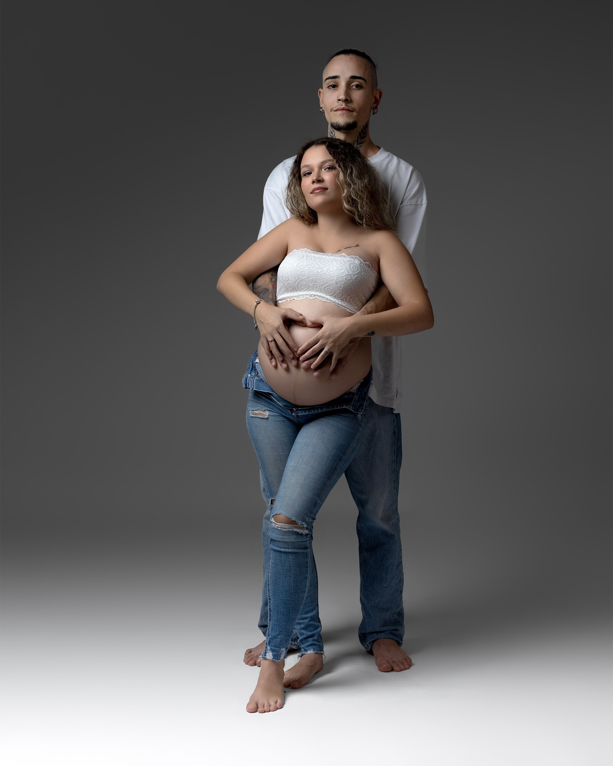 Embarazo y Maternidad sesiones de fotografía en estudio con pareja